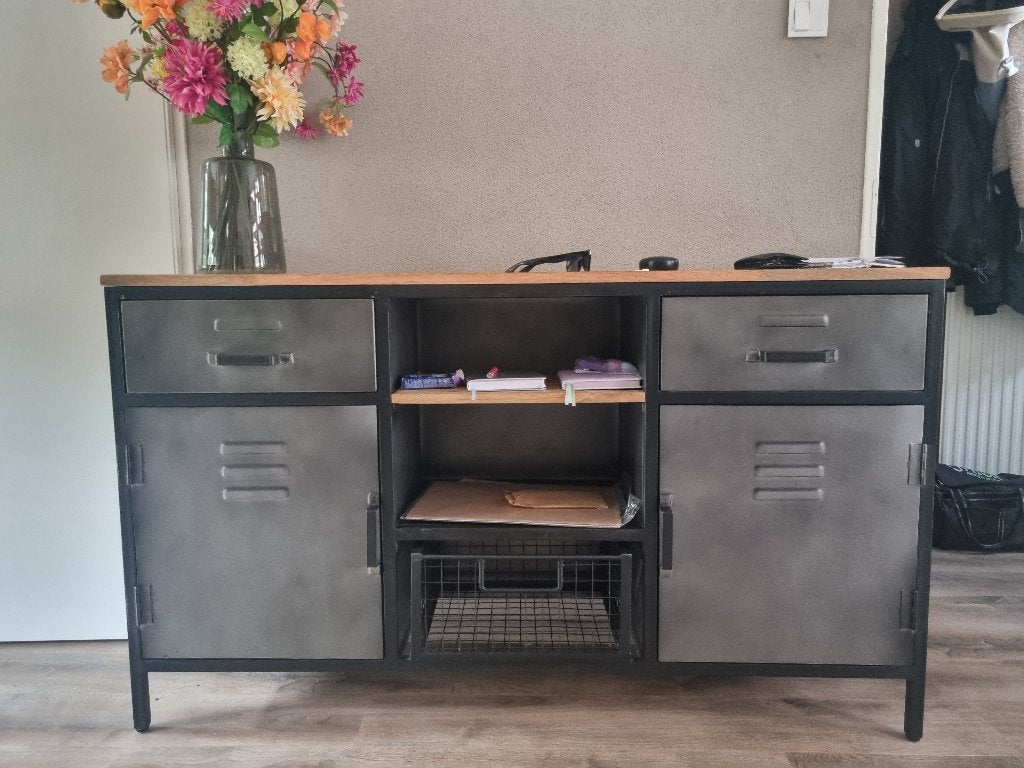 Zwart dressoir met industrielook, 150 tot 200 cm, Met lade(s), Zo goed als nieuw, Industrieel