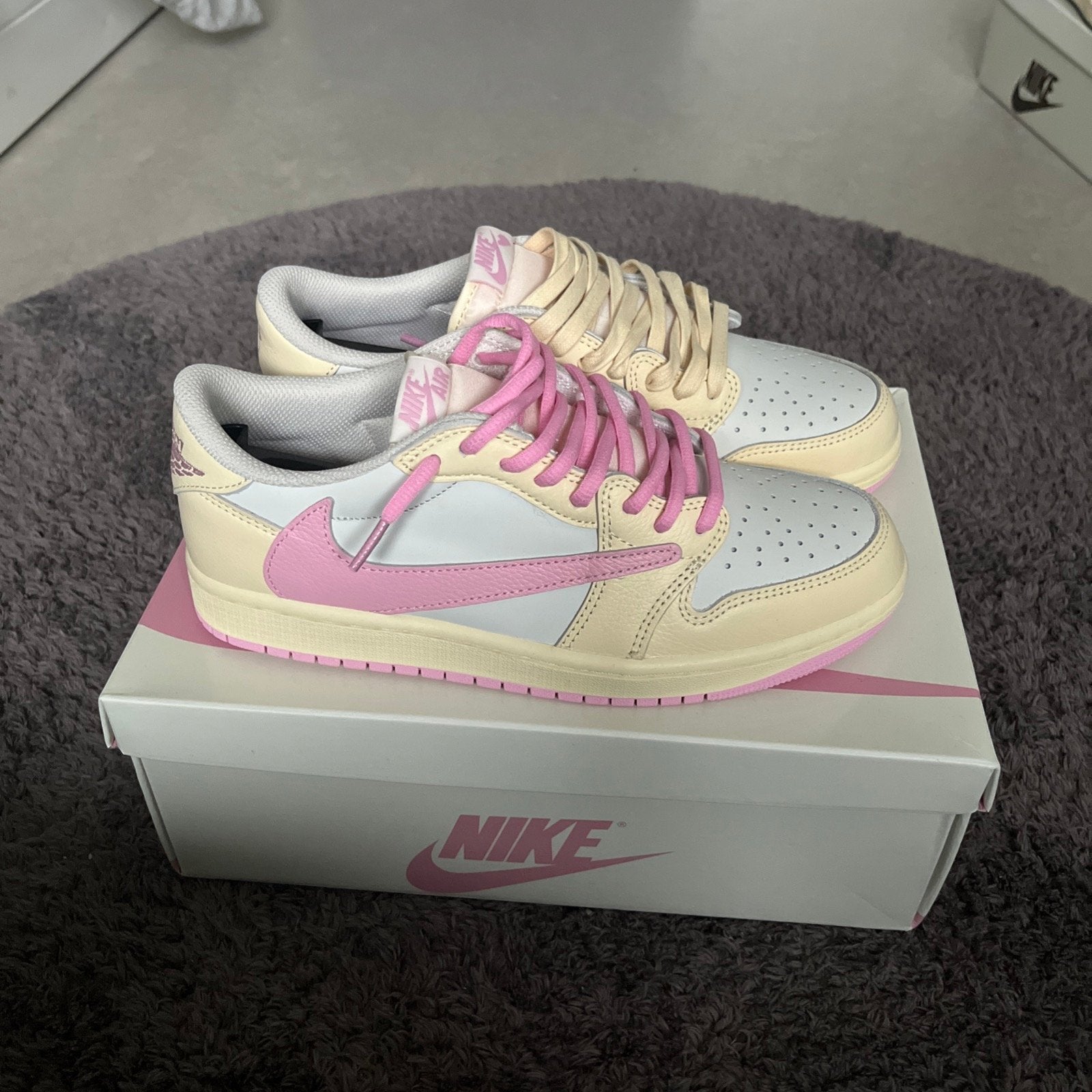 Nike Jordan 1 Low Travis Scott shy pink, Ophalen of Verzenden, Nieuw, Overige kleuren, Sneakers of Gympen