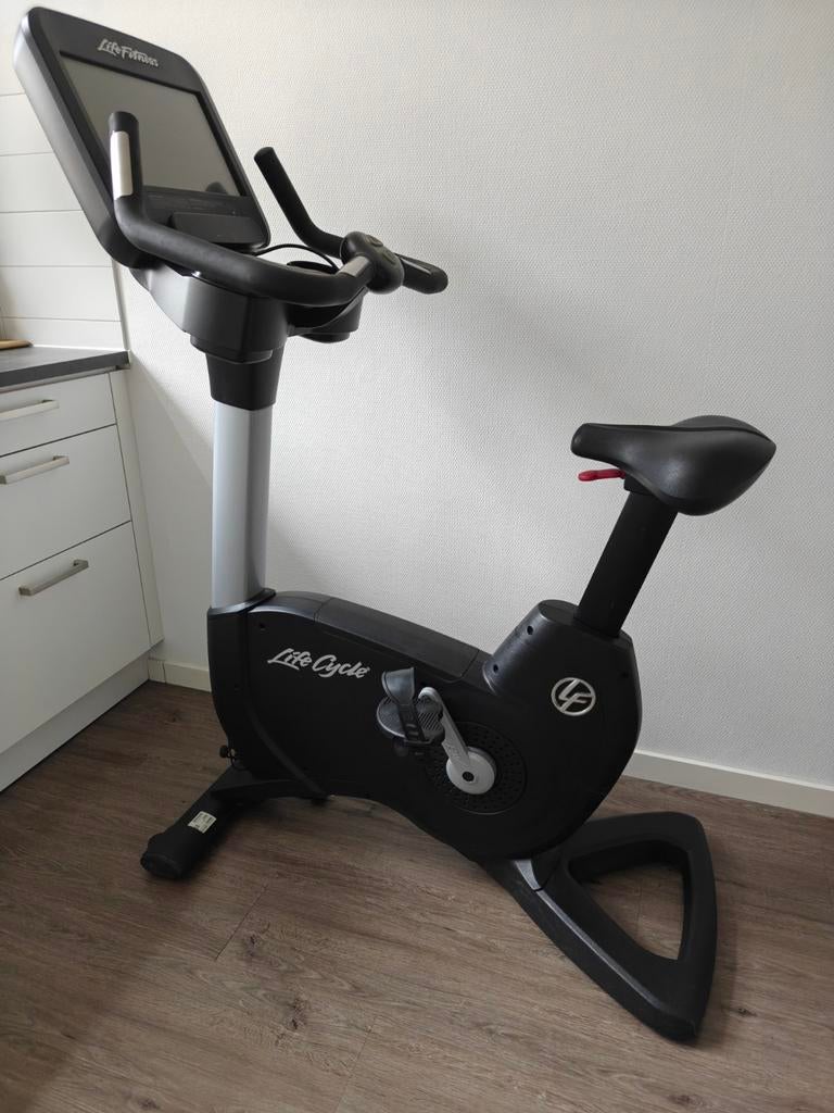 Fitness Lifecycle 95C Hometrainer – 16” Touchscreen, Sport en Fitness, Ophalen, Zo goed als nieuw, Hometrainer