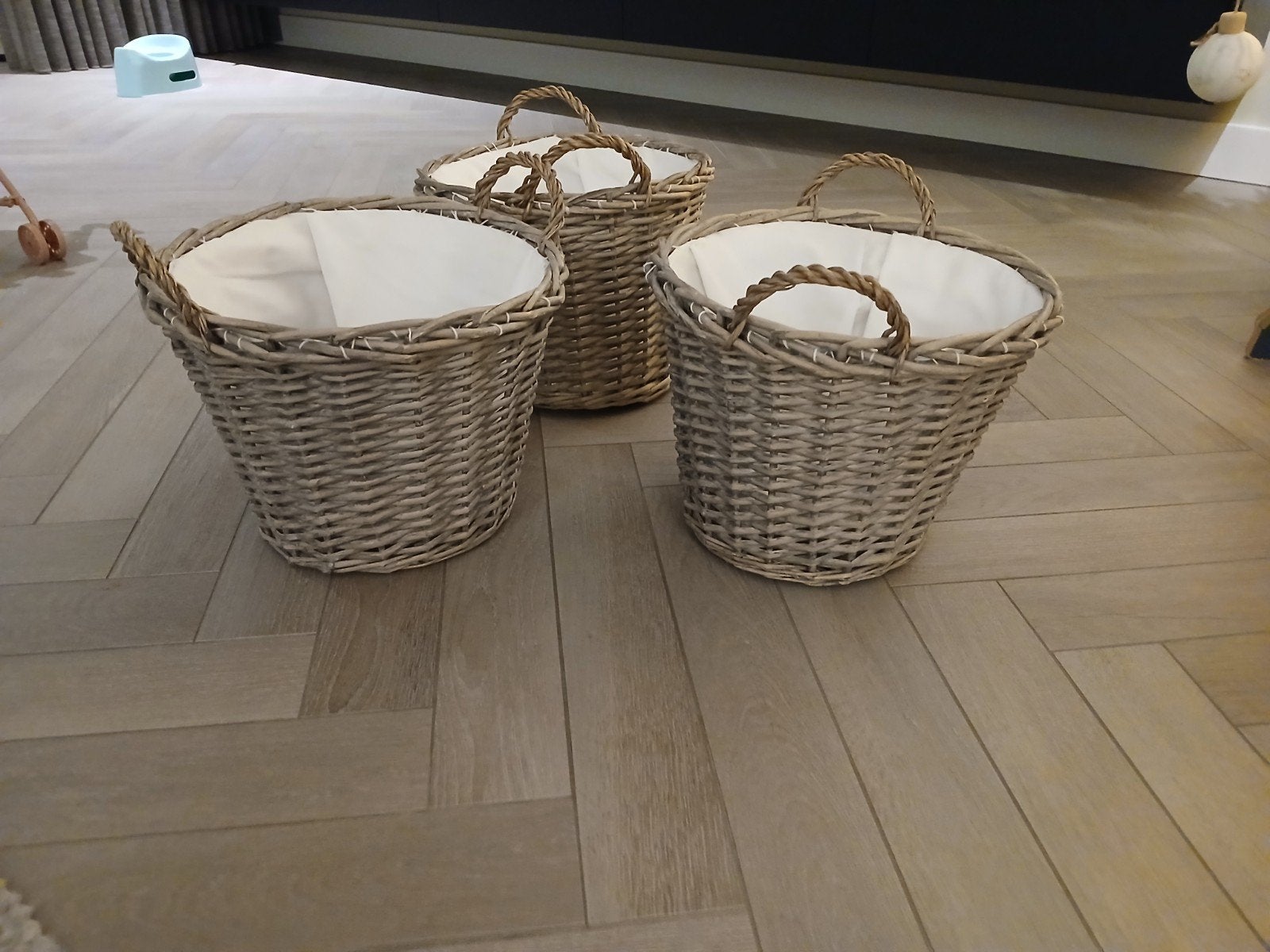 Set van 3 rieten manden met handvatten en stoffen voering, Huis en Inrichting, Woonaccessoires | Schalen en Manden, Ophalen, Gebruikt