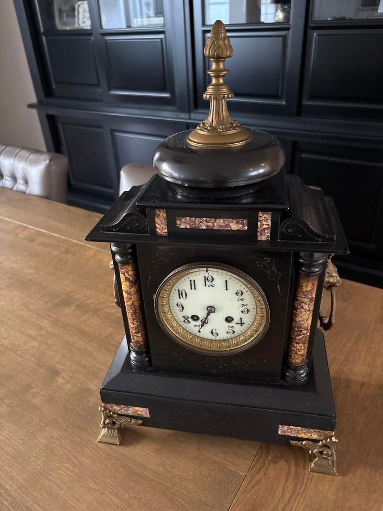 Antieke marmeren schoorsteenklok met bronzen accenten, Ophalen