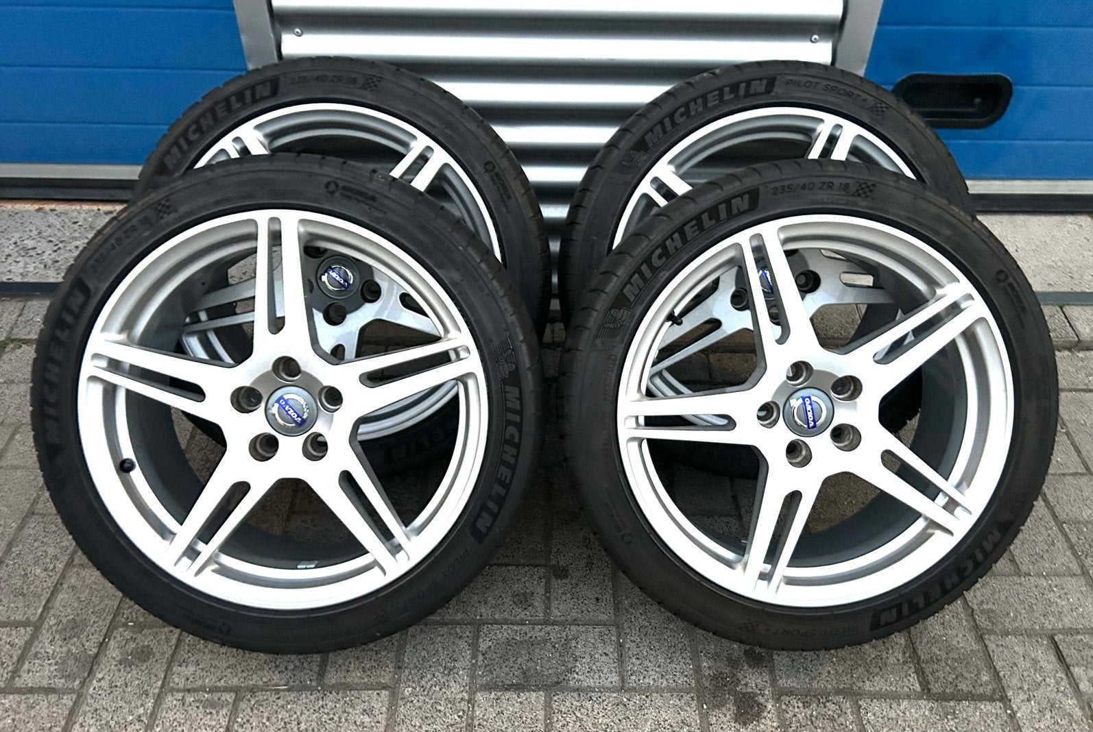 Nette 18 inch Volvo velgen 235-40-18 zomerbanden S60,V60,V70, 18 inch, Gebruikt, Banden en Velgen, Ophalen of Verzenden