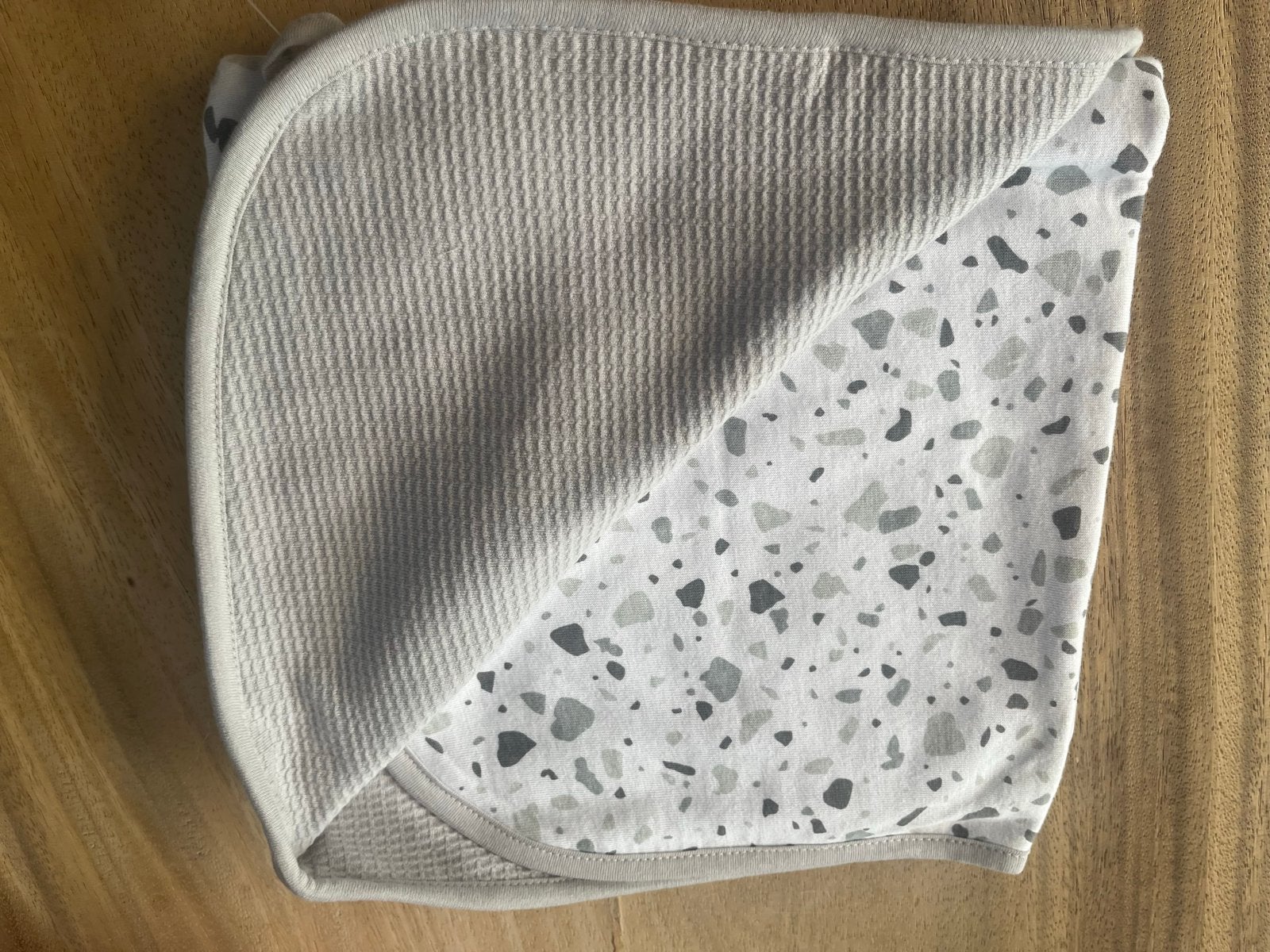 Badcape met wafelstof en terrazzo print, Kinderen en Baby's, Ophalen of Verzenden, Nieuw