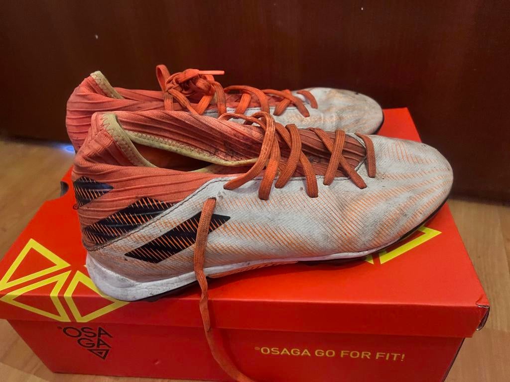 Messi Gebruikte Adidas voetbalschoenen - Oranje/Wit, Ophalen, Gebruikt, Schoenen