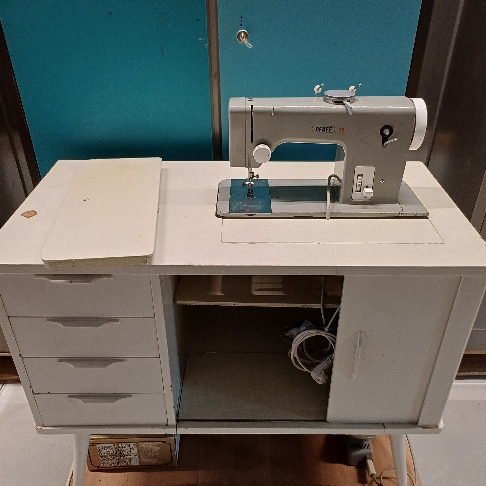 1 x naaimachine op werktafel / bureau, Ophalen