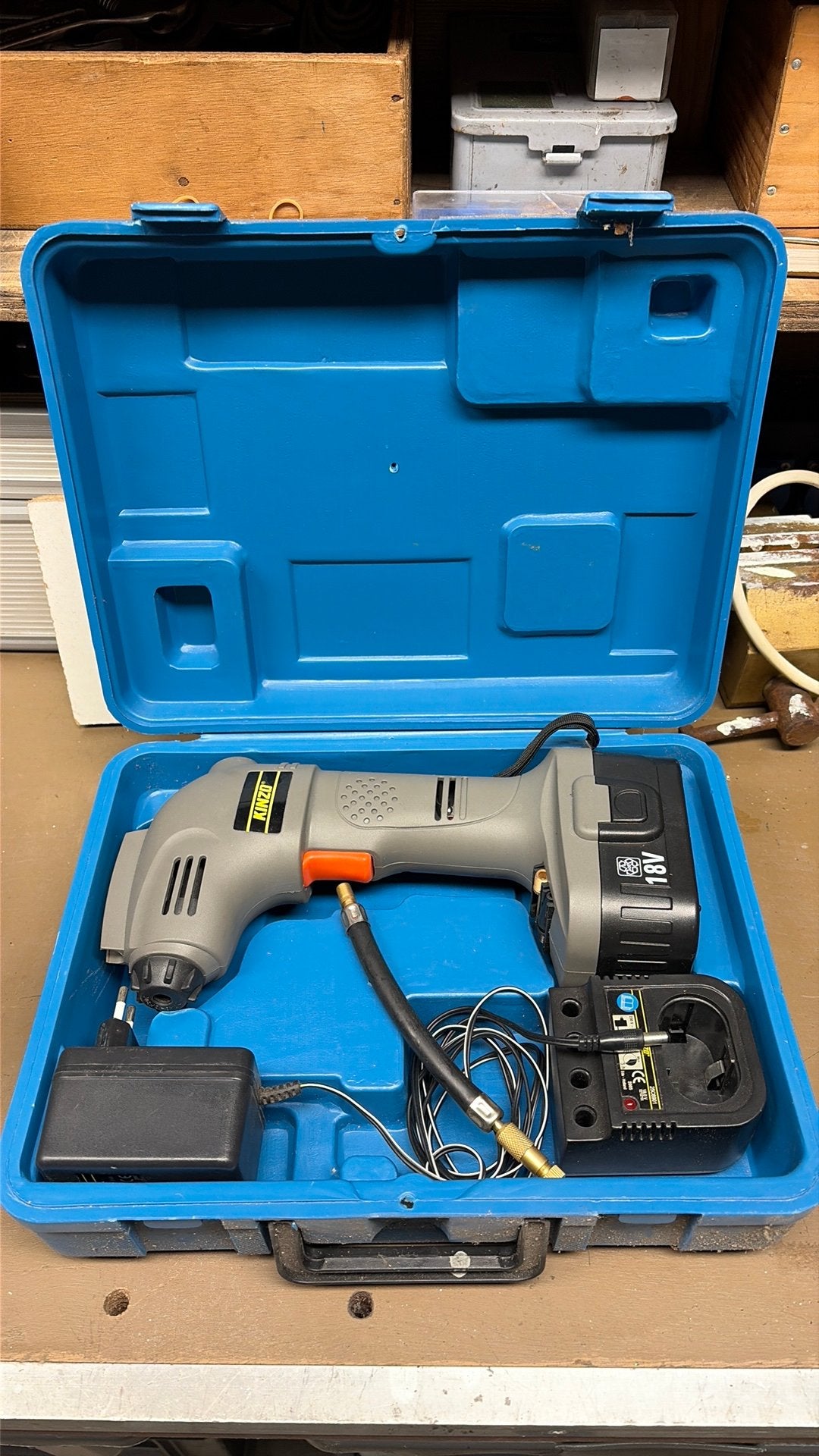 Kinzo 18V Draadloze Accu Compressor / Bandenpomp in Koffer, Ophalen of Verzenden, Zo goed als nieuw, Boor- en Schroefmachine