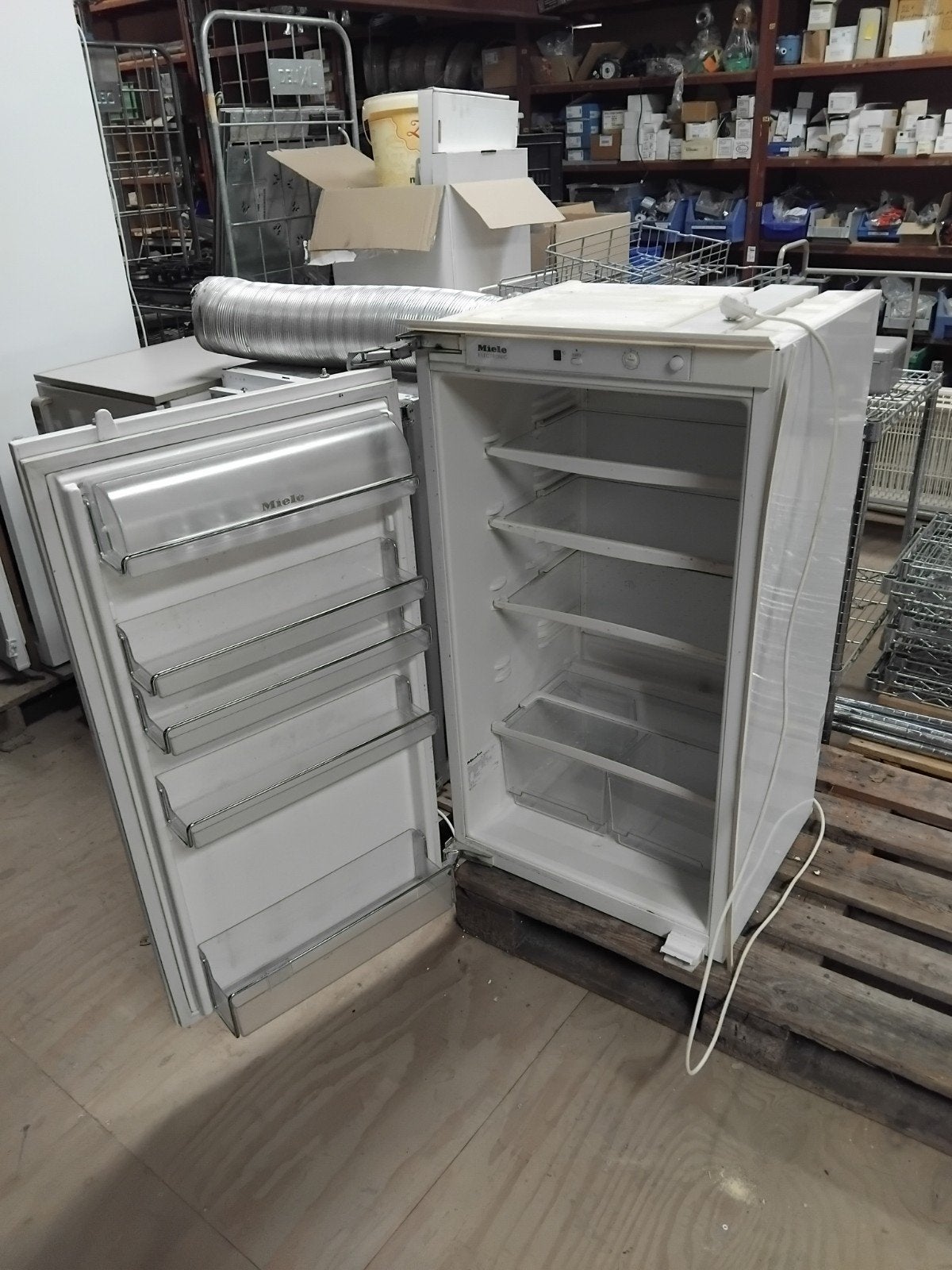 Miele Koelkast - Nette Staat en Werkend (56x54x104 cm), Zonder vriesvak, Info@miele.com, Carl-Miele-Straße 29, 33332 Gütersloh, Duitsland