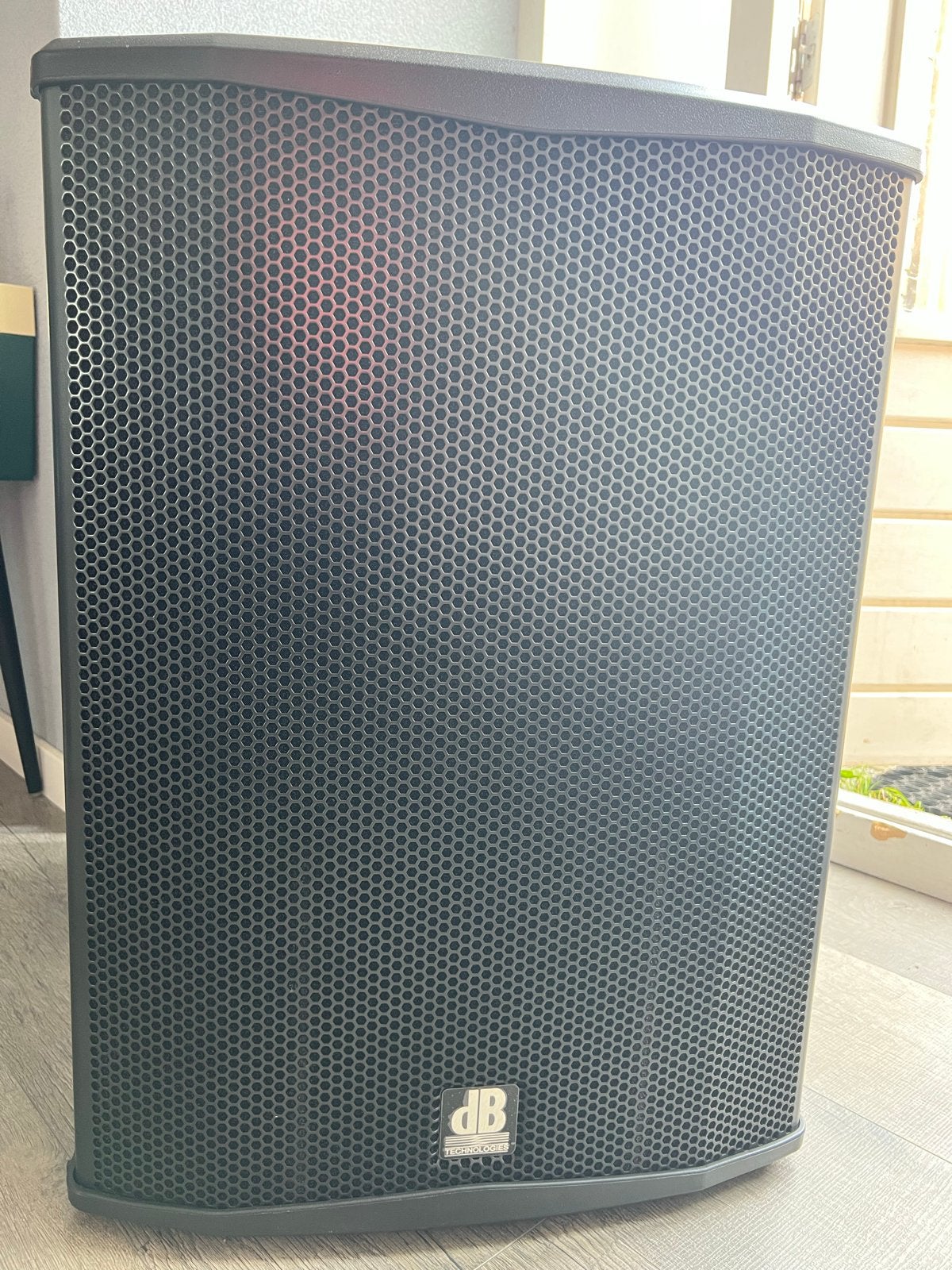 2 x DB Technologies SUB18H Subwoofers zgan, Gebruikt, Inclusief kabels, Subwoofer, 60 tot 120 watt