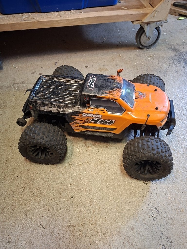 ARRMA Granite 3S BLX met zender, lader en accu, Gebruikt, Auto offroad, Schaal 1:10, RTR (Ready to Run)