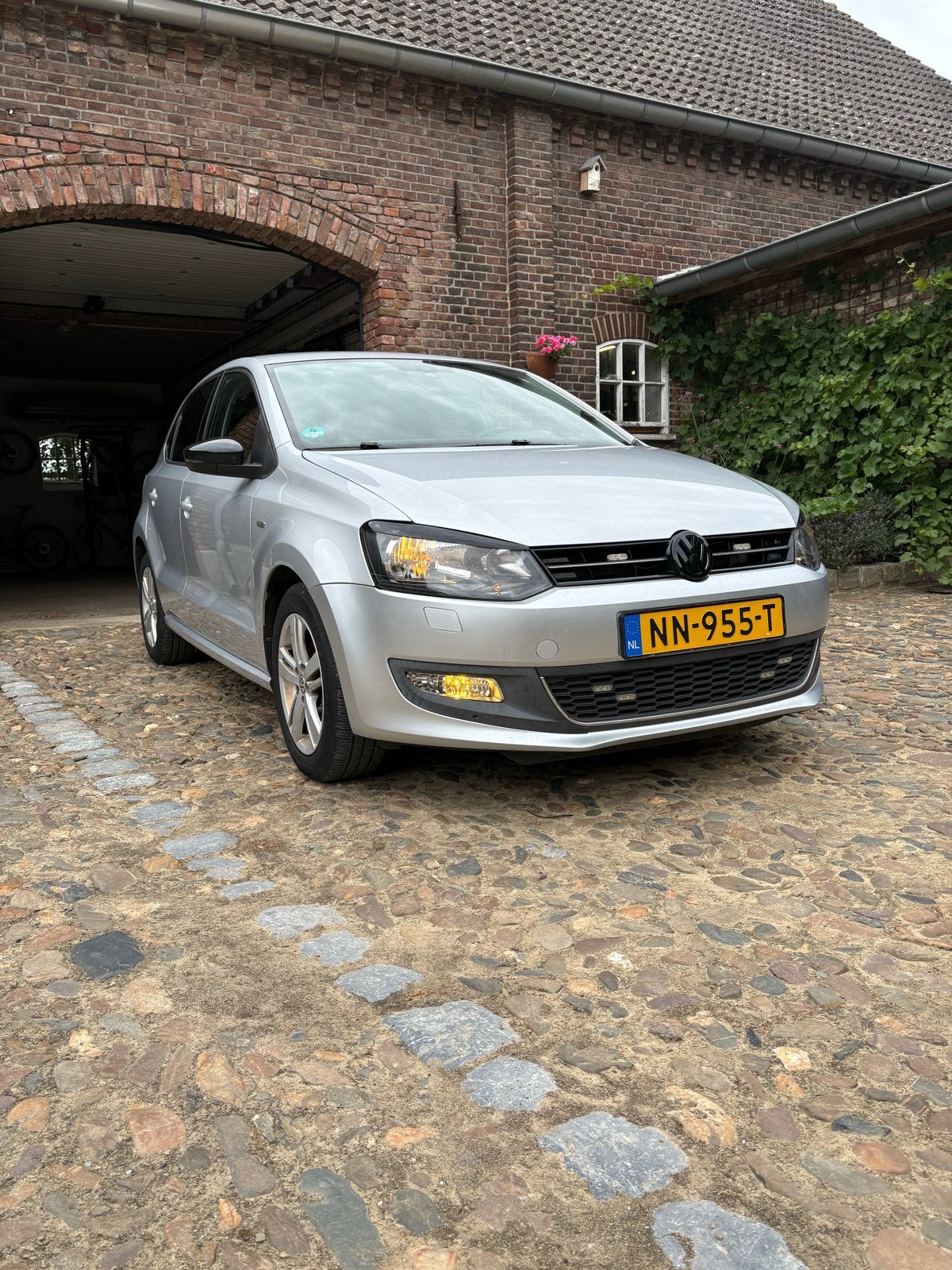 Volkswagen Polo 1.2 TSI 66KW 2012 Grijs, Voorwielaandrijving, Bluetooth, 40 €/maand, 4 cilinders