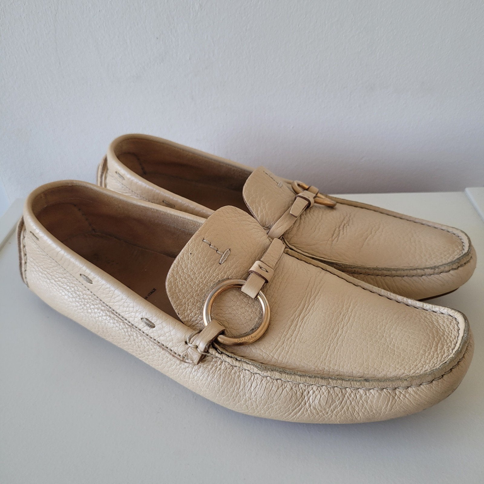 Prada leren loafers instappers 37.5 beige gouden details, Prada, Ophalen of Verzenden, Gedragen, Instappers