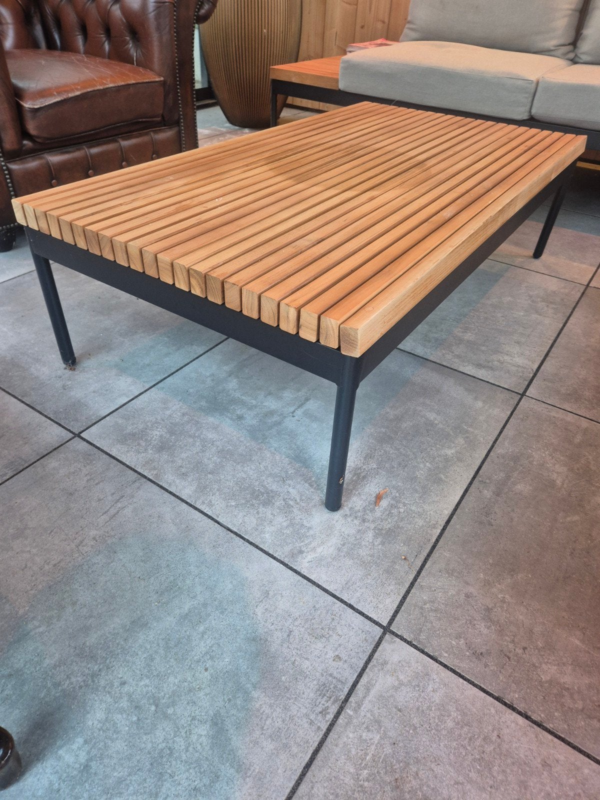 Bamboe salontafel met zwart stalen onderstel, Gebruikt, 100 tot 150 cm, 50 tot 100 cm, Ophalen