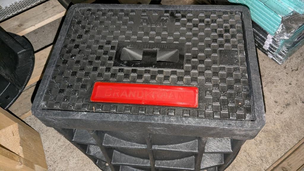 Brandkraan put  AVK nieuw 2 stuks giet ijzer deksel, Ophalen, Nieuw