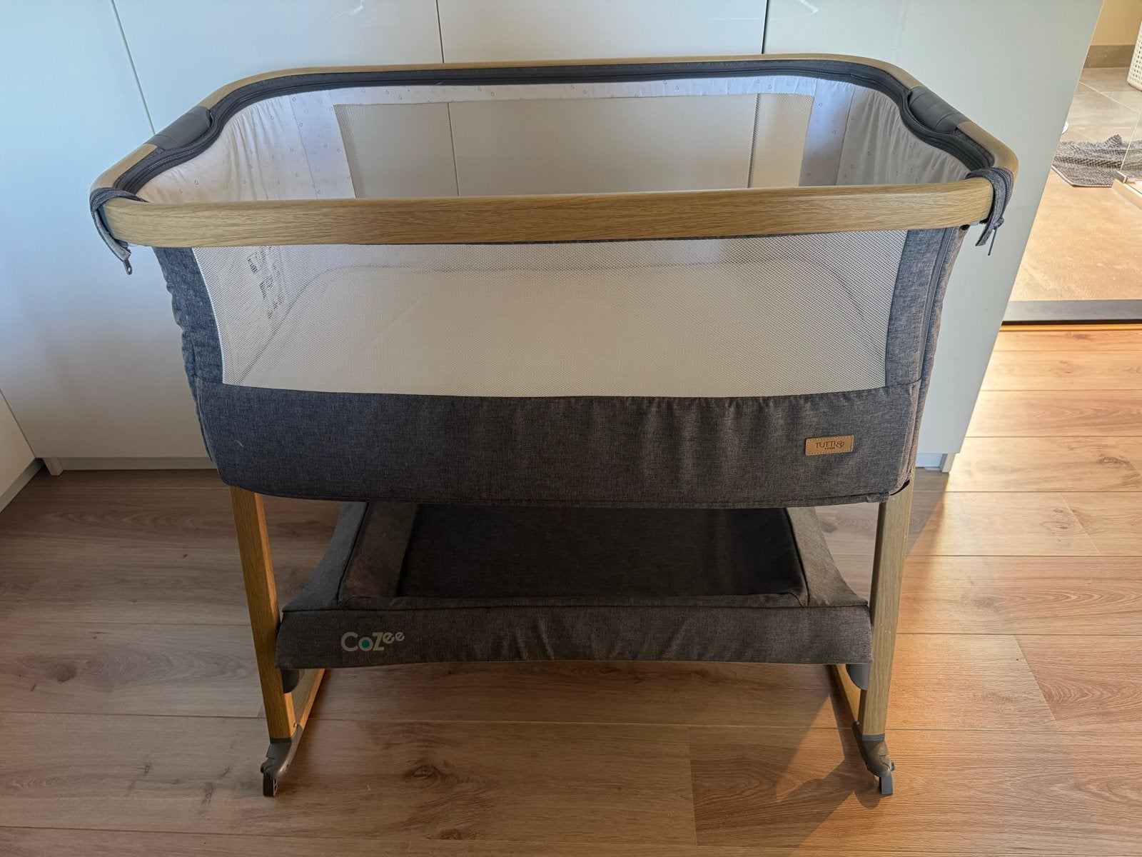 Tutti Bambini CoZee Bedside Wieg MET ondervoet Schommel, Ophalen, Zo goed als nieuw, Wieg