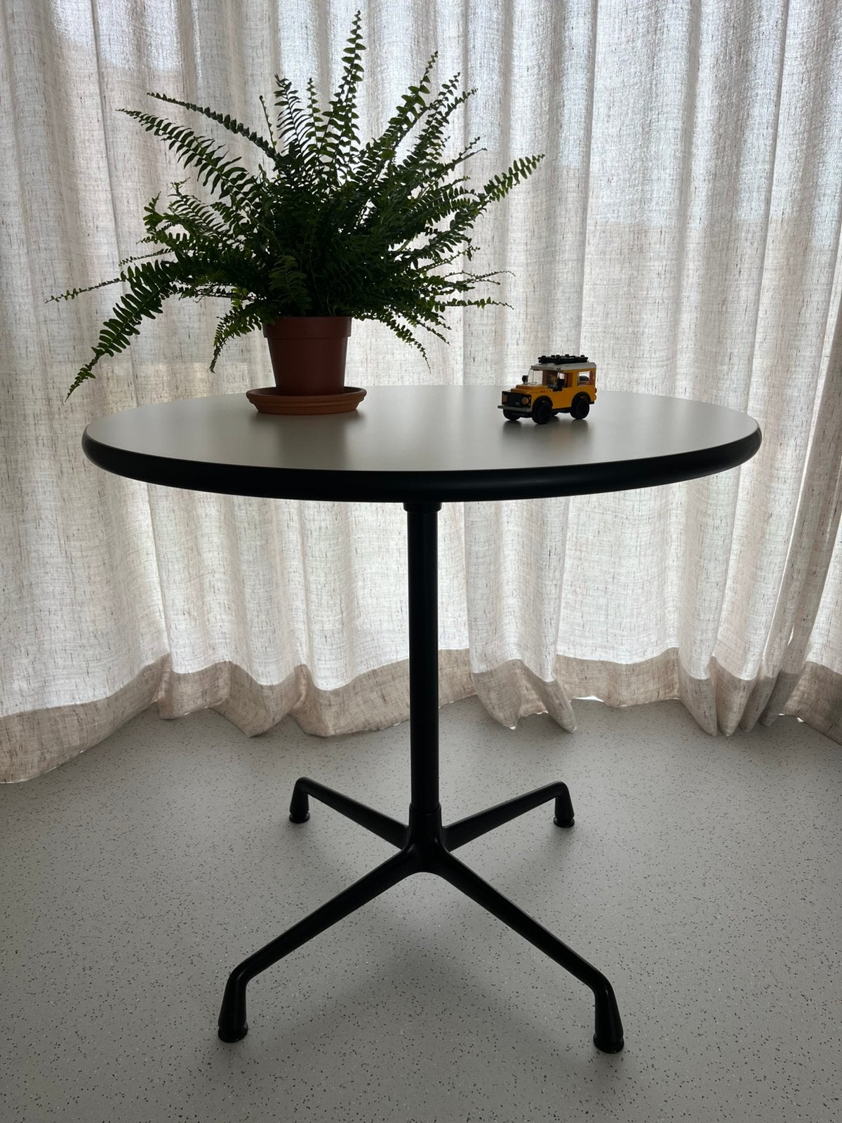 Vitra Eames Contract table 80 cm zo goed als nieuw, Ophalen, Zo goed als nieuw