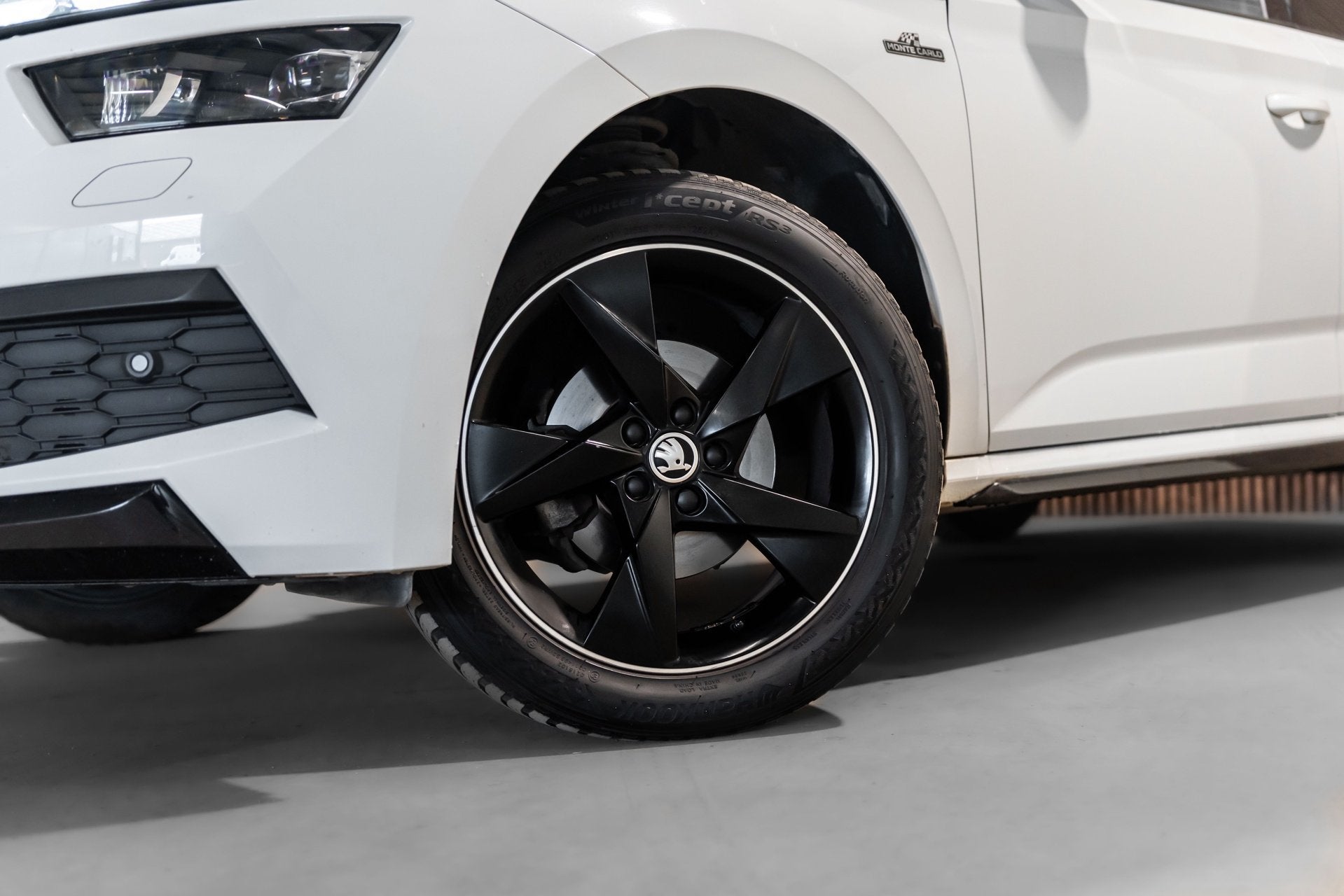 Skoda KAMIQ 1.0 TSI DSG Monte Carlo Led, Auto's, Dealer onderhouden, Stof, Gebruikt, Wit