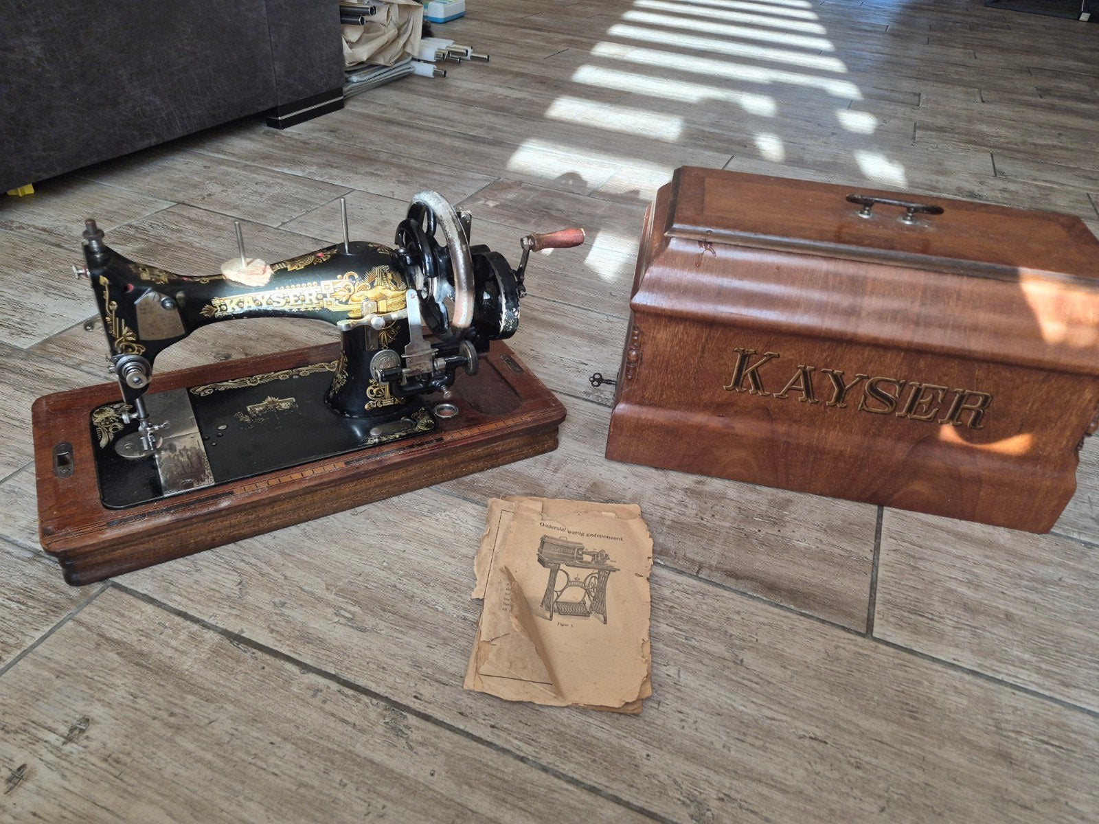 Antieke Kayser Naaimachine met Houten Koffer en Handleiding, Ophalen