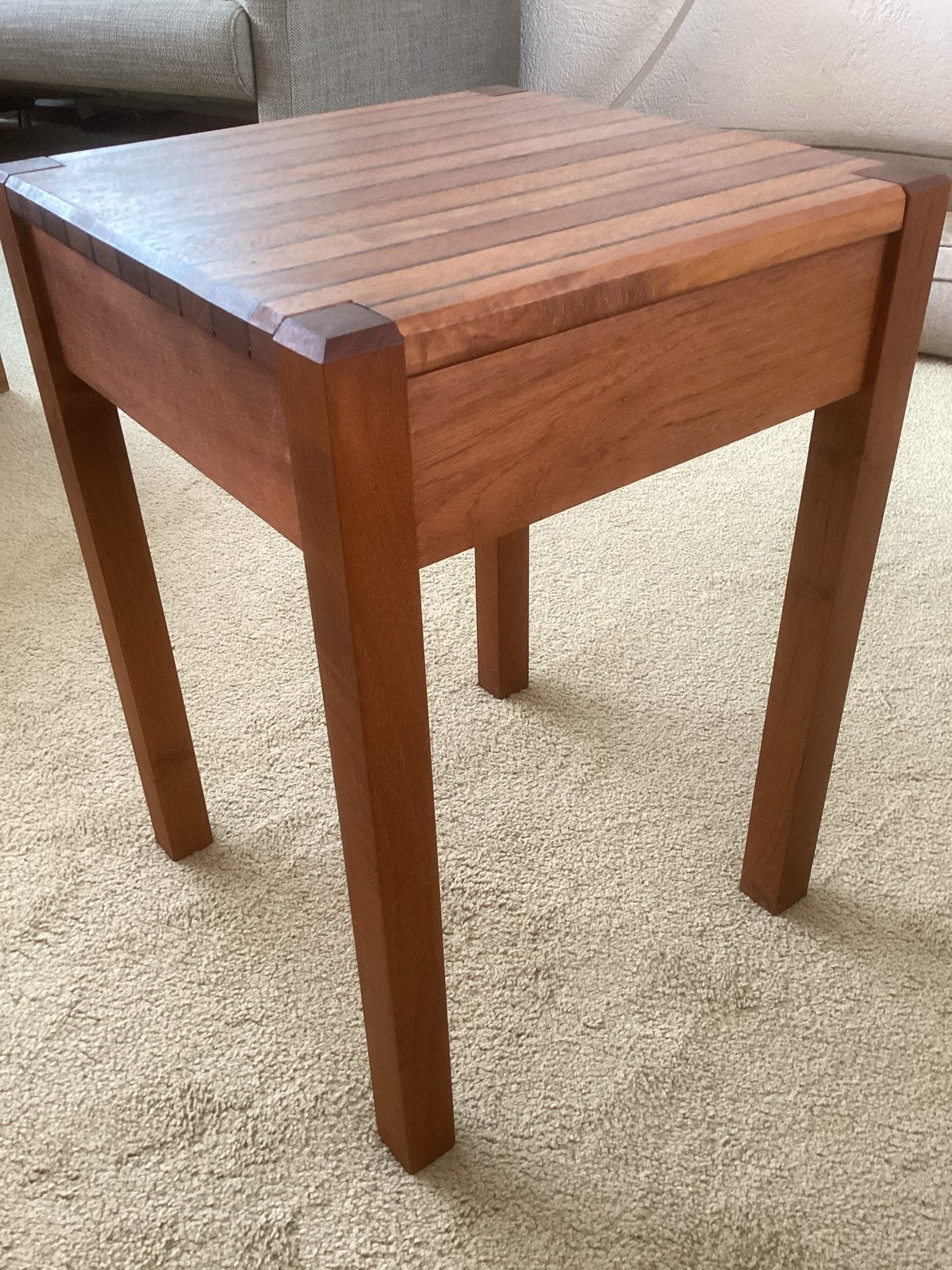 Massief hardhouten tafeltje met wengé inleg, 37x37x51cm, 45 tot 60 cm, Minder dan 55 cm, Vierkant, Ophalen of Verzenden