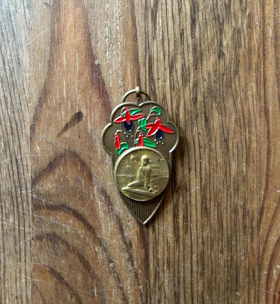 Vintage bladvorm goudkleurige +emaile + biljartspeler, Postzegels en Munten, Ophalen of Verzenden, Brons