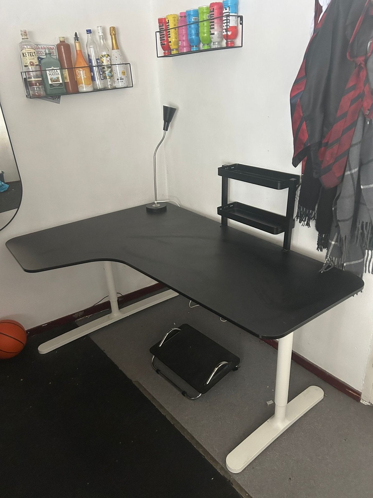 IKEA Bekant Zwart hoekbureau met wit onderstel, Ophalen, Zwart, Gebruikt, Spaanplaat of MDF