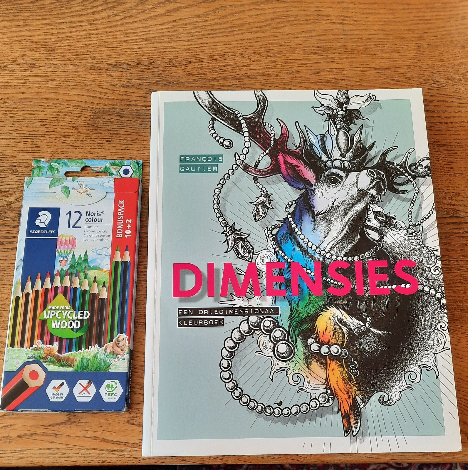 Kleurenboek 'Dimensies' met Staedtler kleurpotloden, Ophalen of Verzenden, Zo goed als nieuw, Boek of Gids