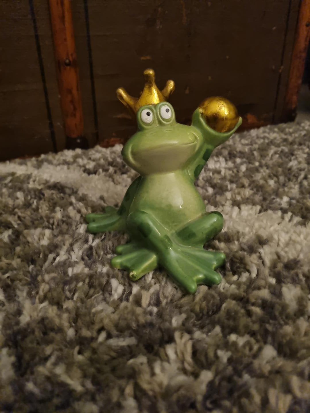 Kikker prins met kroon en gouden bal - Decoratief beeldje, Ophalen, Groen, Gebruikt, Overige stijlen