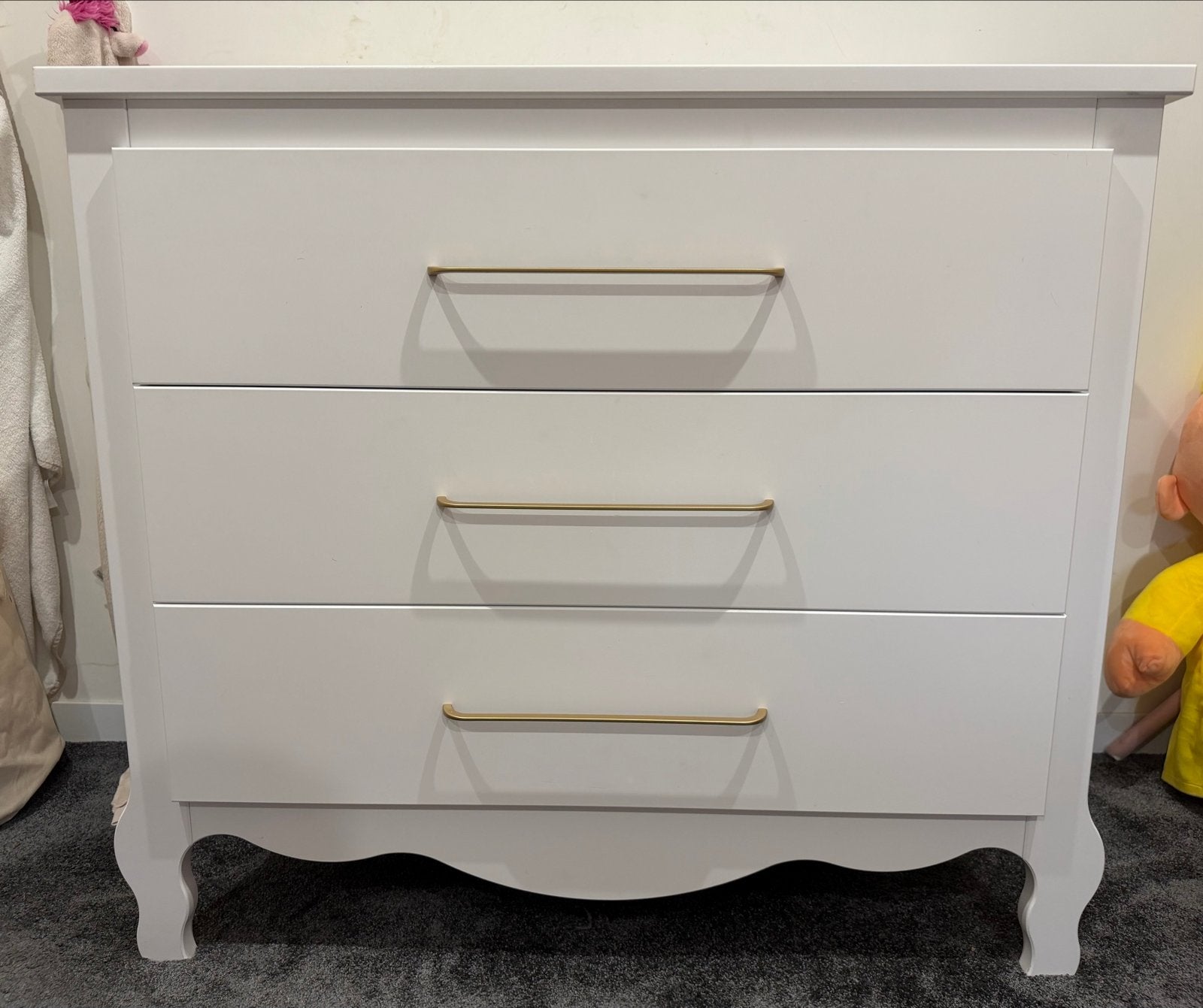 Witte commode/ladekast met 3 laden en gouden handgrepen, Ophalen, Gebruikt, 50 tot 70 cm, 100 cm of meer