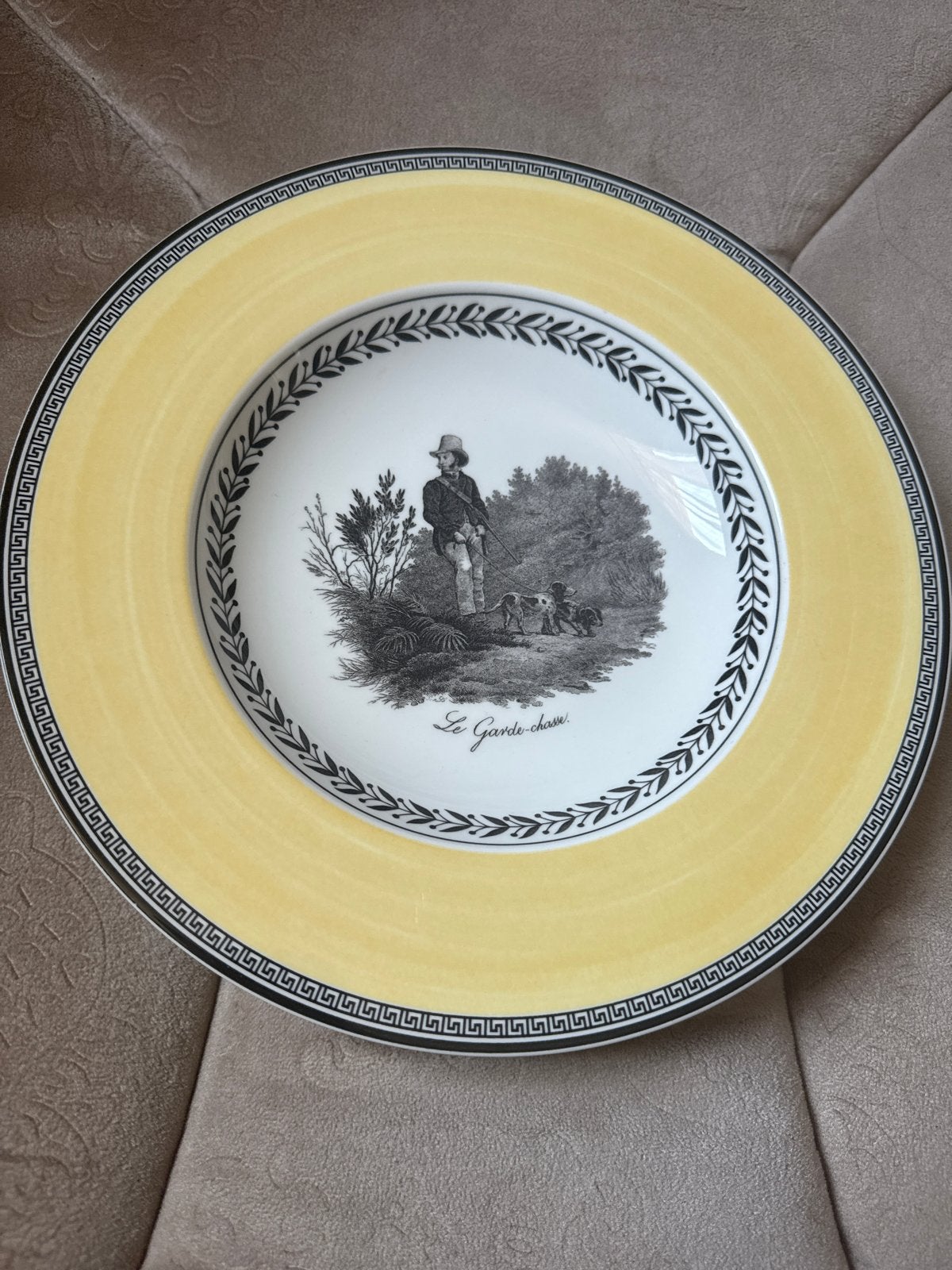 Villeroy & Boch Audun Chasse bord - Geel met jachttafereel, Klassiek, Villeroy & Boch, Ophalen of Verzenden, Zo goed als nieuw