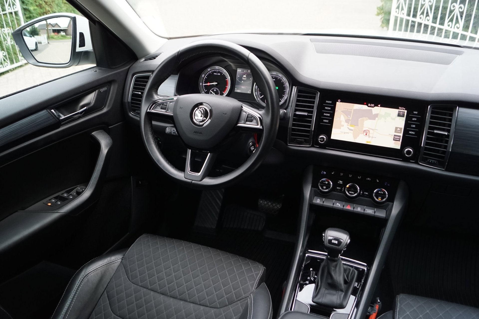 Skoda Kodiaq 1.5 TSI Limited Business Edition Autom Half Led, Auto's, Dealer onderhouden, 4 cilinders, 150 pk, Wit