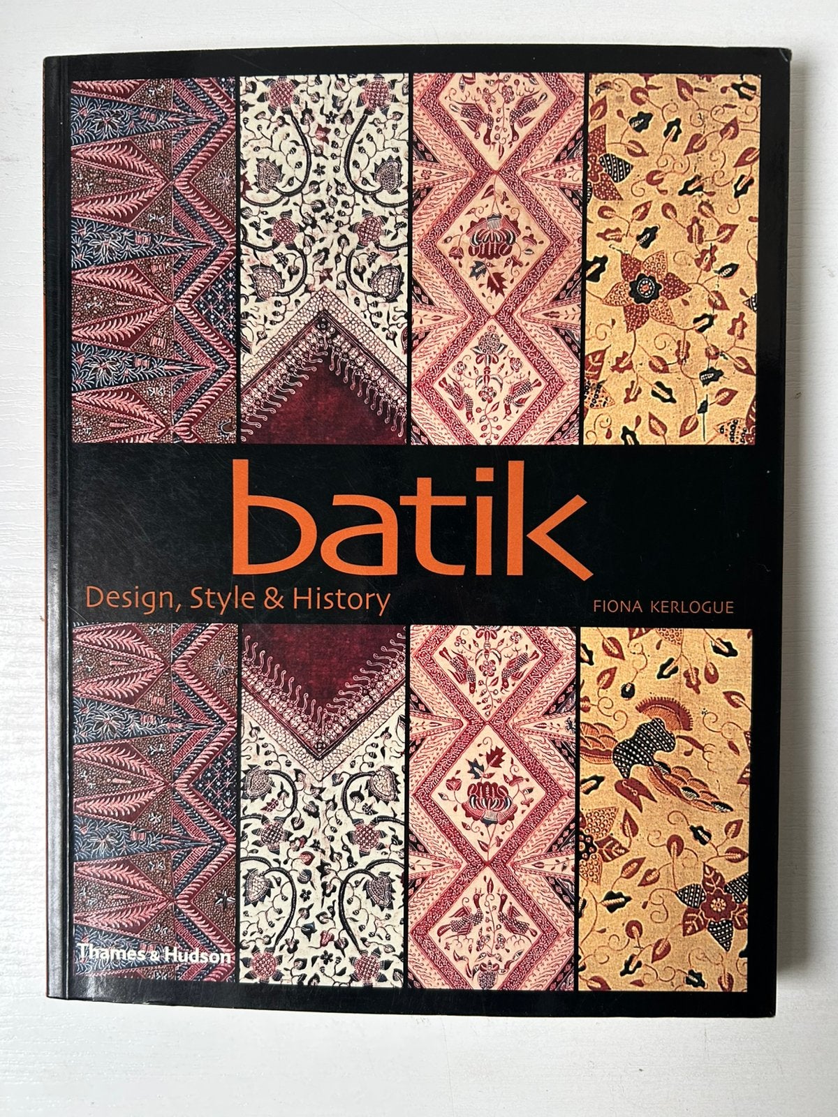 Batik: design, style and history Fiona Kerlogue, Boeken, Ophalen of Verzenden, Gelezen, Overige onderwerpen, TARA SOSROWARDOYO