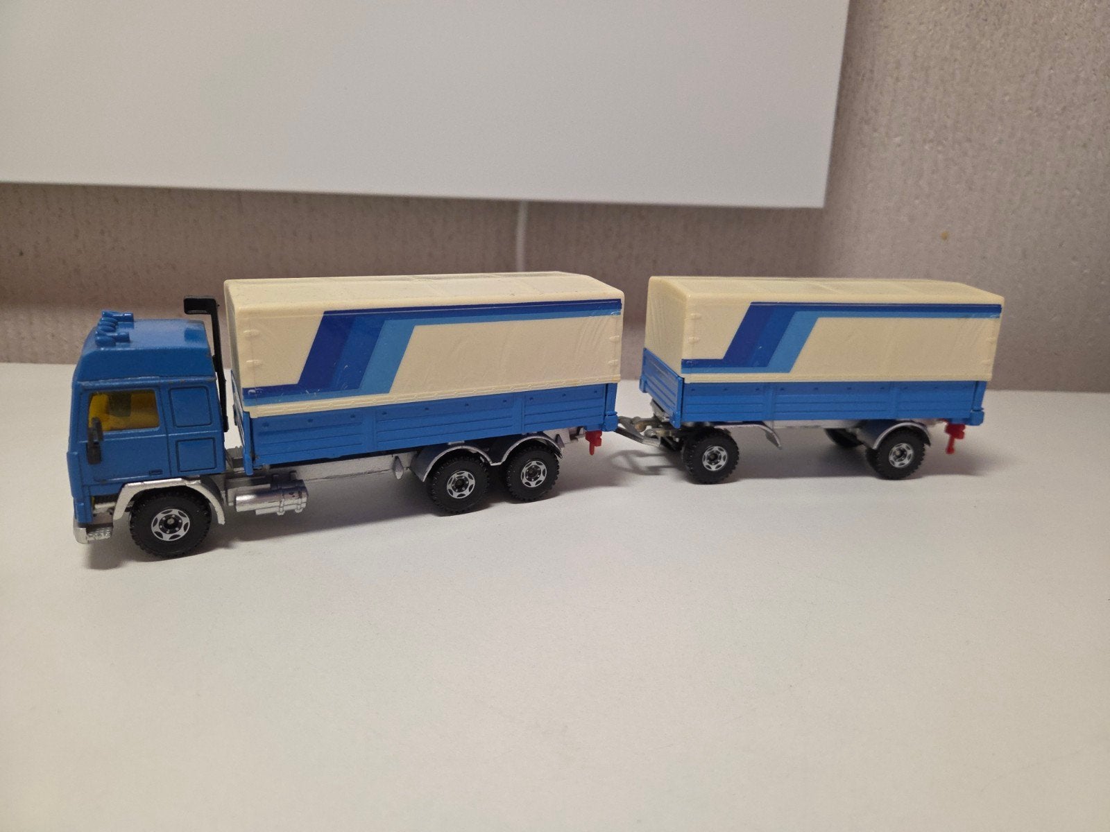 Siku Volvo F12 Globetrotter combi, Ophalen of Verzenden, Zo goed als nieuw, Bus of Vrachtwagen