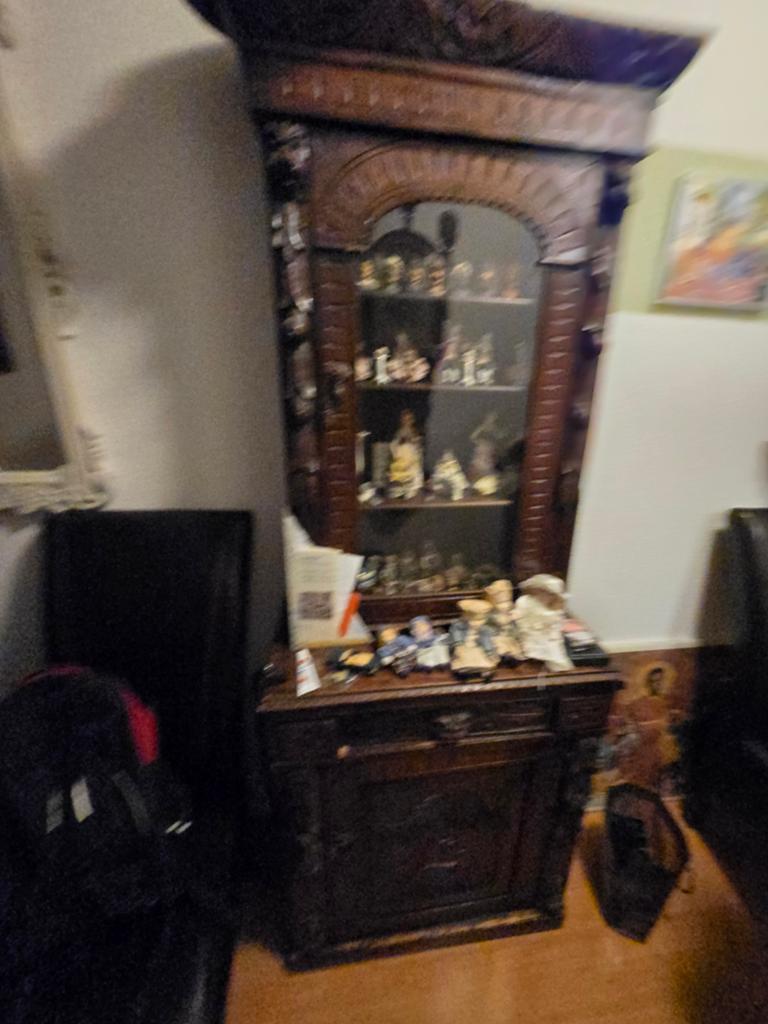 Antieke vitrinekast met houtsnijwerk, Ophalen of Verzenden