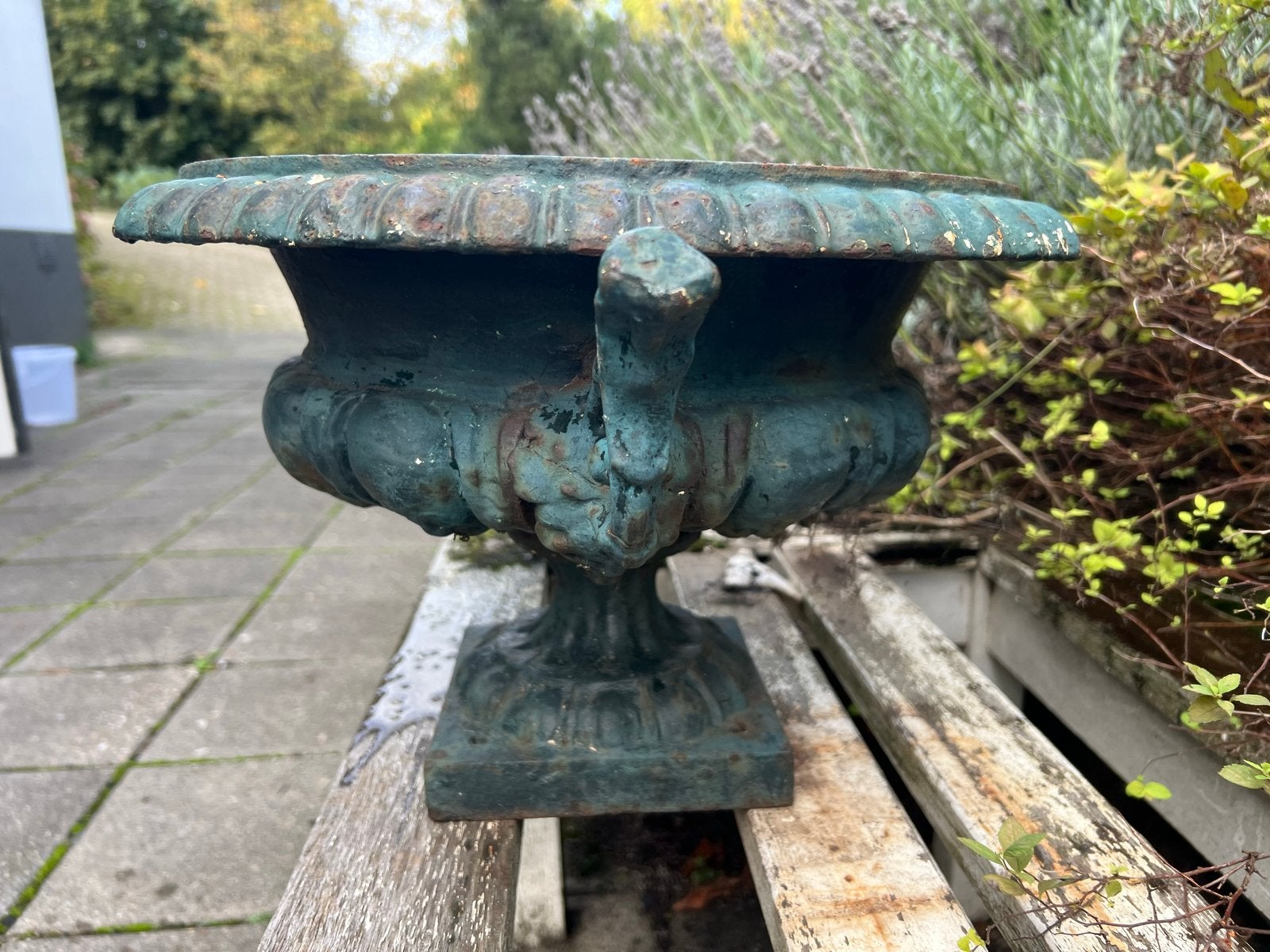 Antieke Franse gietijzeren tazza urn met dierfiguren, Ophalen