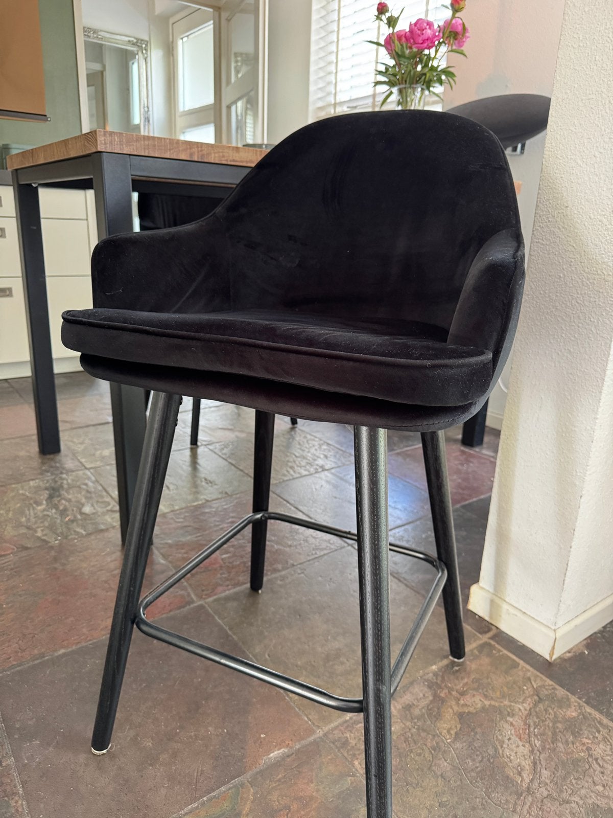 2 Stijlvolle Zwarte Barstoelen met Fluweelzachte Bekleding, Huis en Inrichting, Ophalen, Met voetsteun, Zo goed als nieuw, Metaal