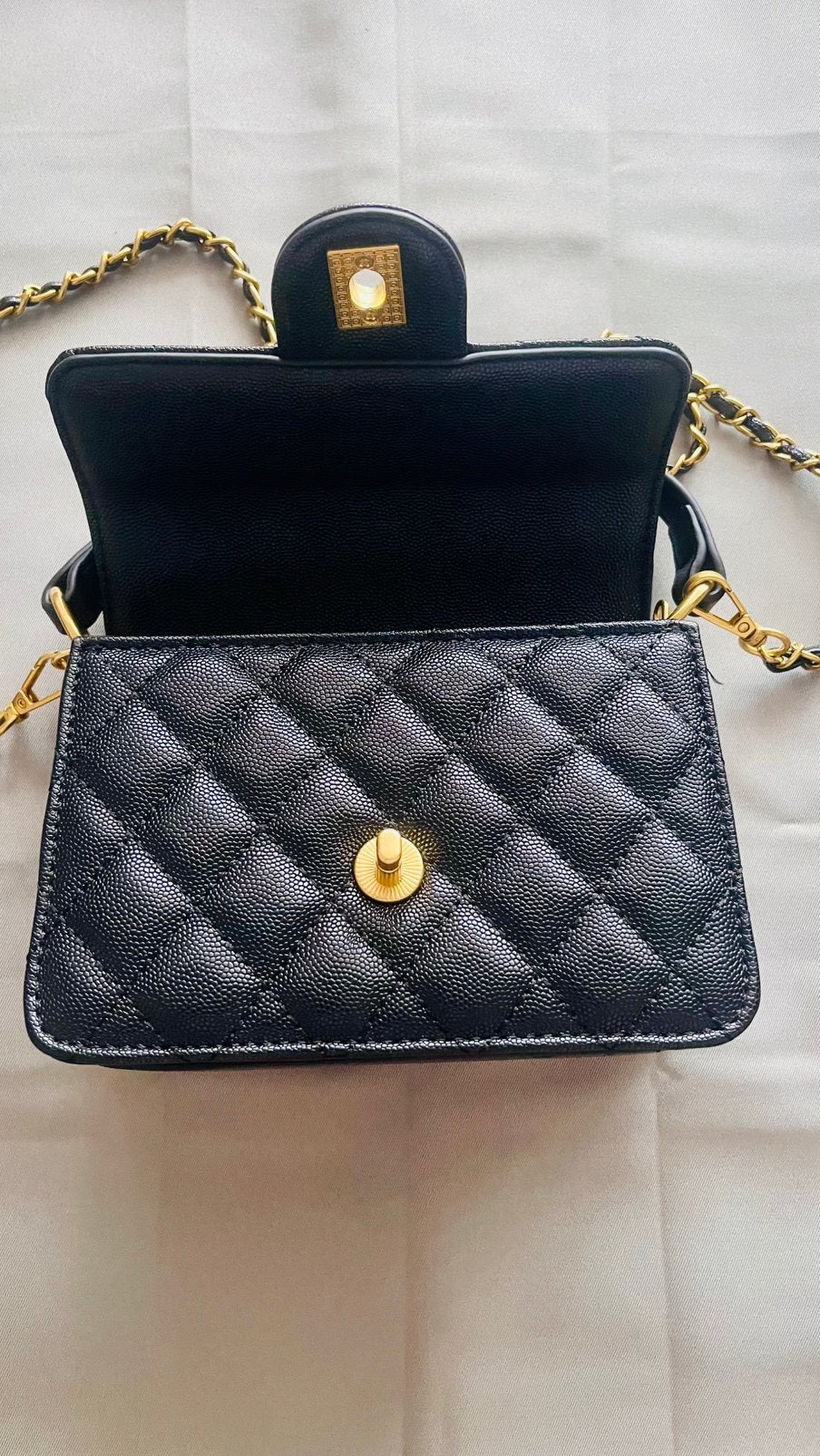 Classic black leather handbag with gold hardware, Ophalen of Verzenden, Nieuw, Zwart