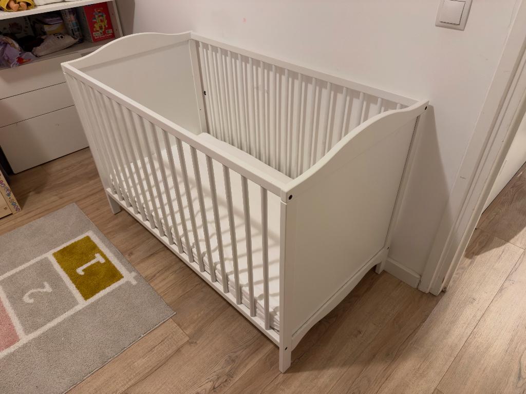 IKEA SMÅGÖRA wieg + KRUMMELUR matras, Kinderen en Baby's, Ophalen, Zo goed als nieuw, Wieg