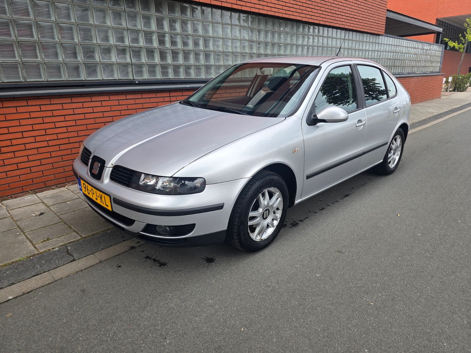 Seat Leon 1.6 16V 77KW 2004 Grijs, Auto's, Seat, Voorwielaandrijving, Stof, Zwart, 4 cilinders