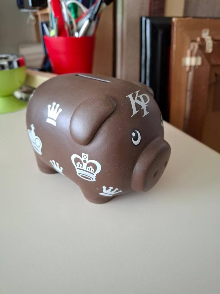 Bruin spaarvarken met kroontjes en KP-logo, Ophalen of Verzenden, Gebruikt, Kunststof, Dier