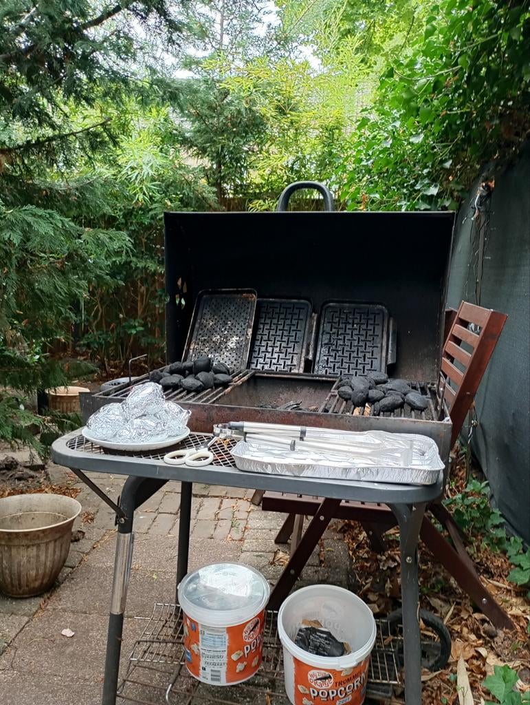 BBQ met zijtafel en wielen, Ophalen, Gebruikt, Onbekend