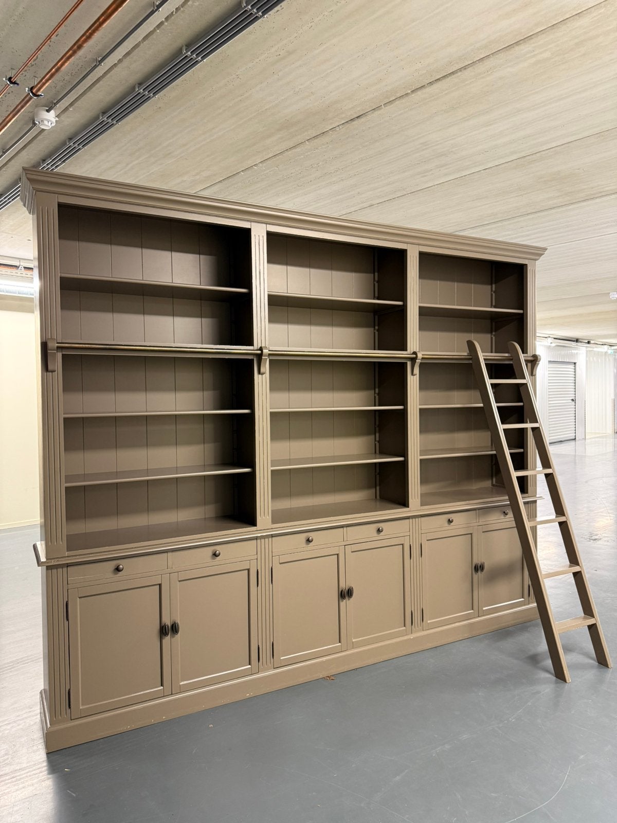 Grote Landelijke Boekenkast met Bibliotheekladder Taupe #K40, Met deur(en), 200 cm of meer, Pakhuis Zuidwest, Ophalen of Verzenden