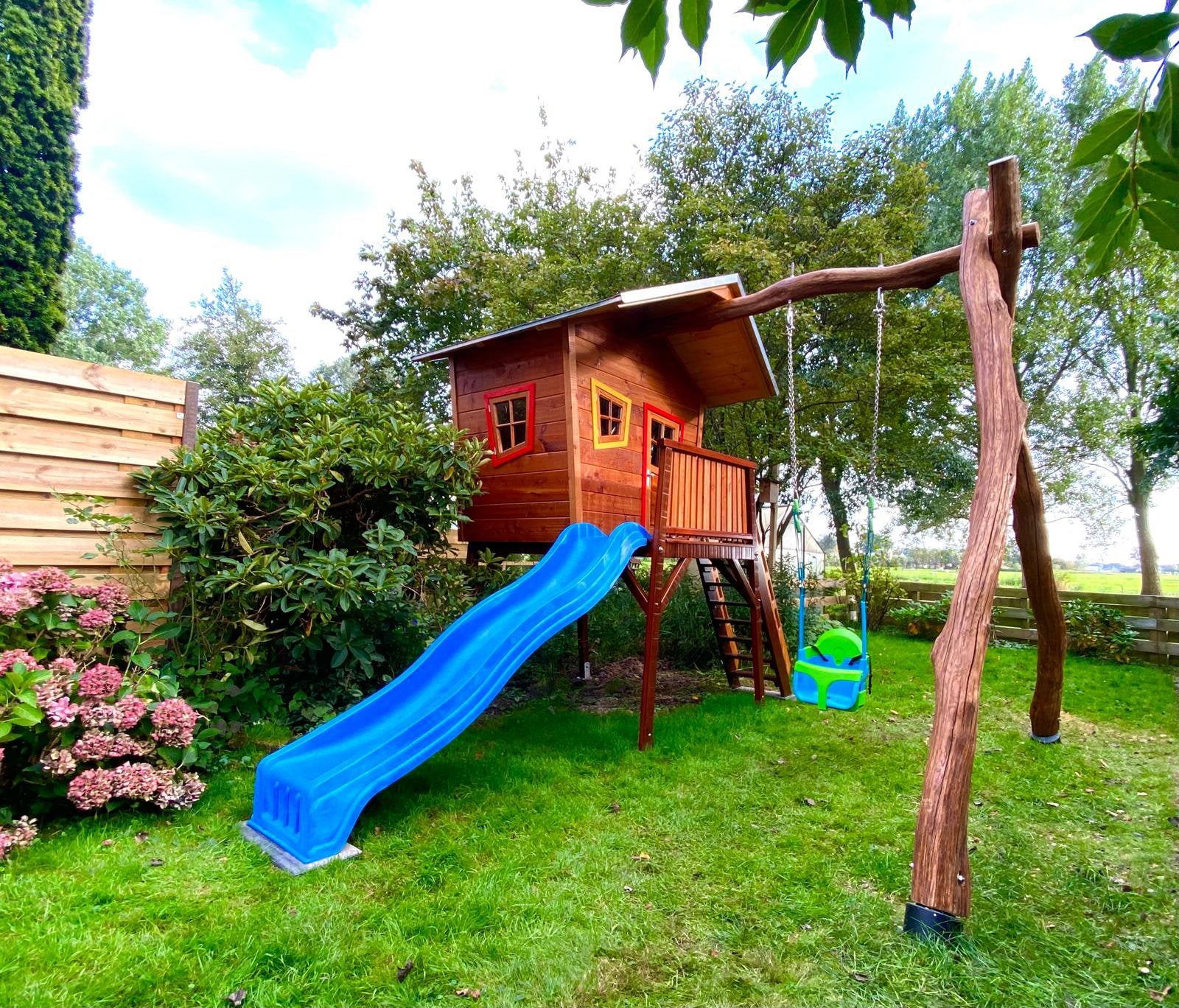 Uniek handgemaakt speelhuisje met glijbaan en schommel, Ophalen, Zo goed als nieuw, Hout