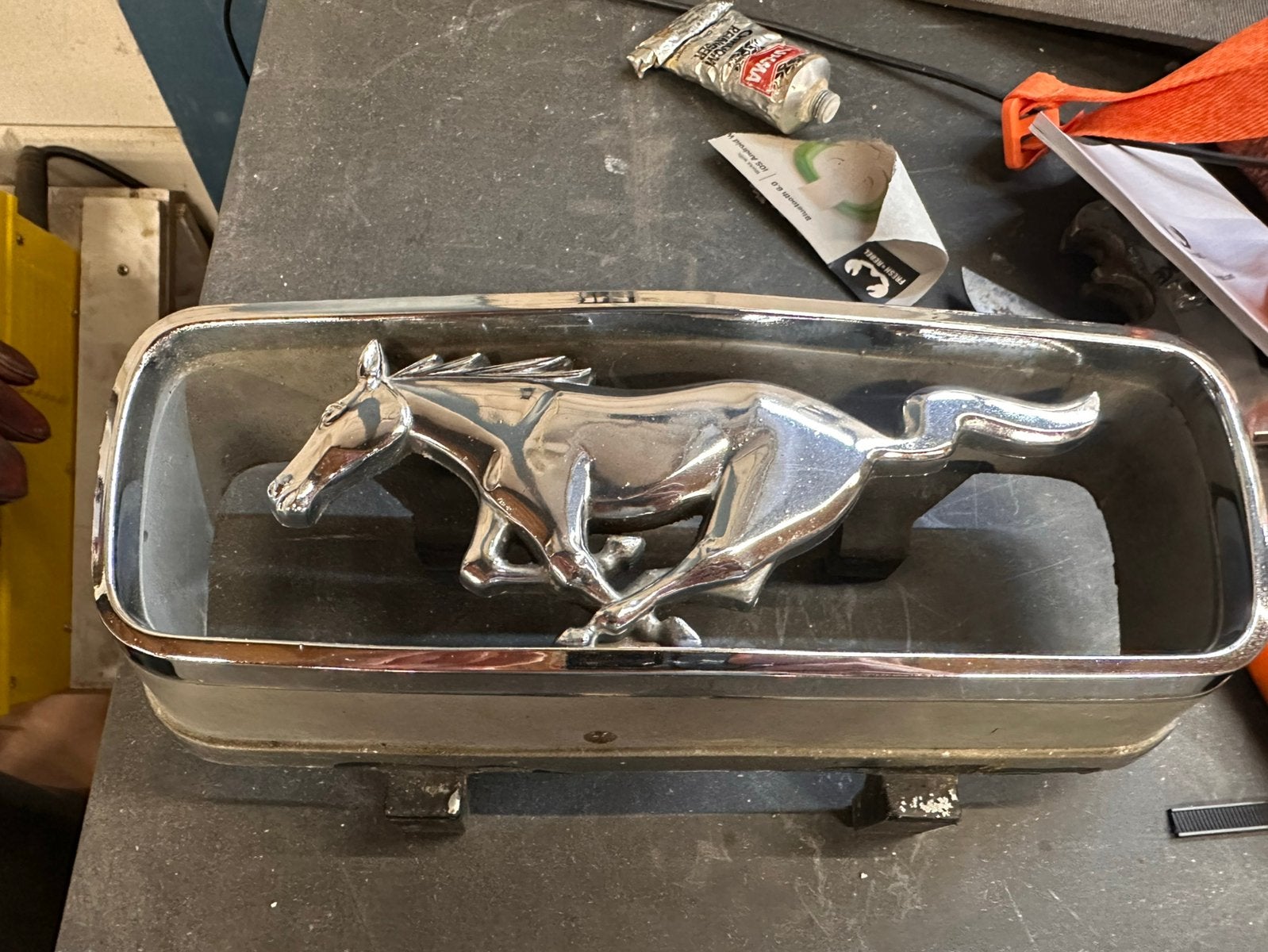 1966 Ford Mustang Horse en Corral Grille Embleem 1966, Ophalen of Verzenden, Gebruikt, Ford