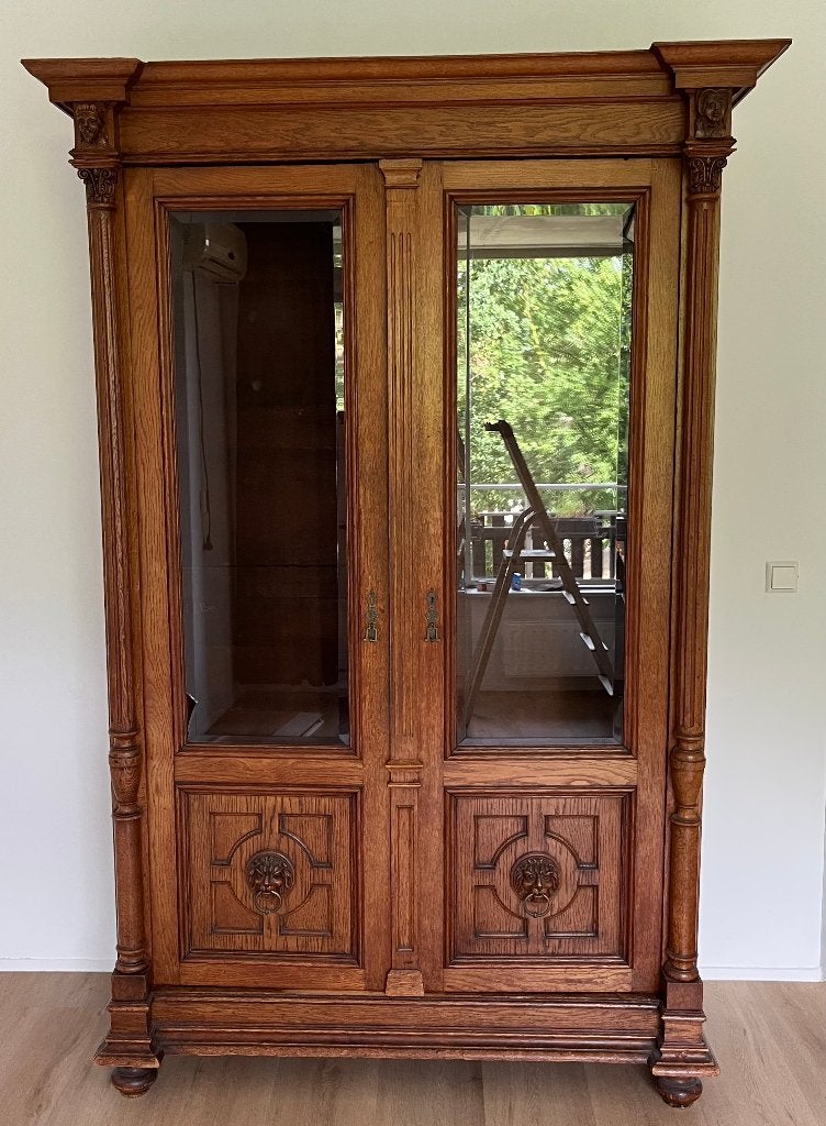 Antieke kast, eikenhout met houtsnijwerk en messing knoppen, Ophalen