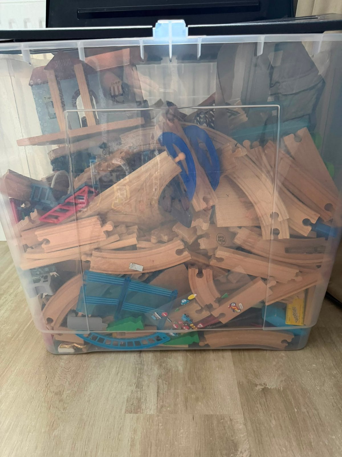 Houten treinbaan met veel treintjes, Ophalen, Gebruikt, Rij- of Hobbelspeelgoed