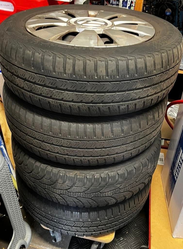 VW Up banden met velgen - wieldoppen, Auto diversen, Wieldoppen, Ophalen of Verzenden, Gebruikt