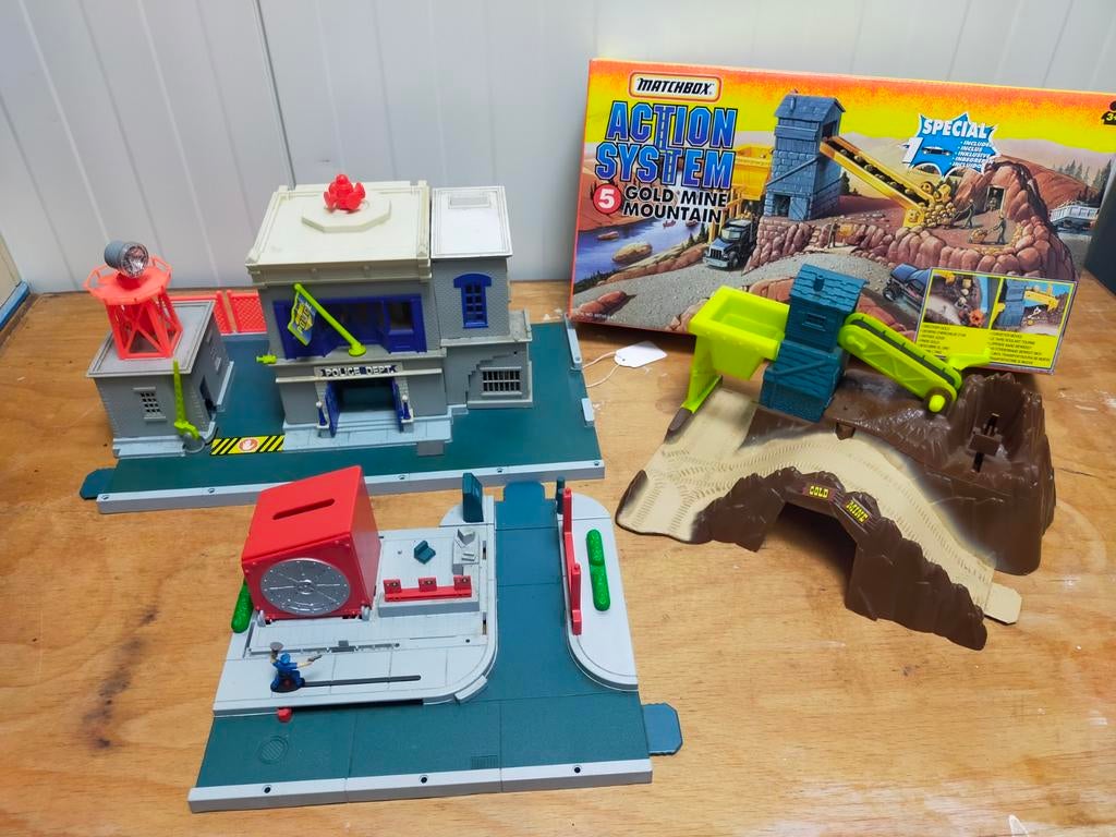Matchbox Action System: Gold Mine Mountain & Politiebureau, Ophalen of Verzenden, Gebruikt, Overige typen, Matchbox