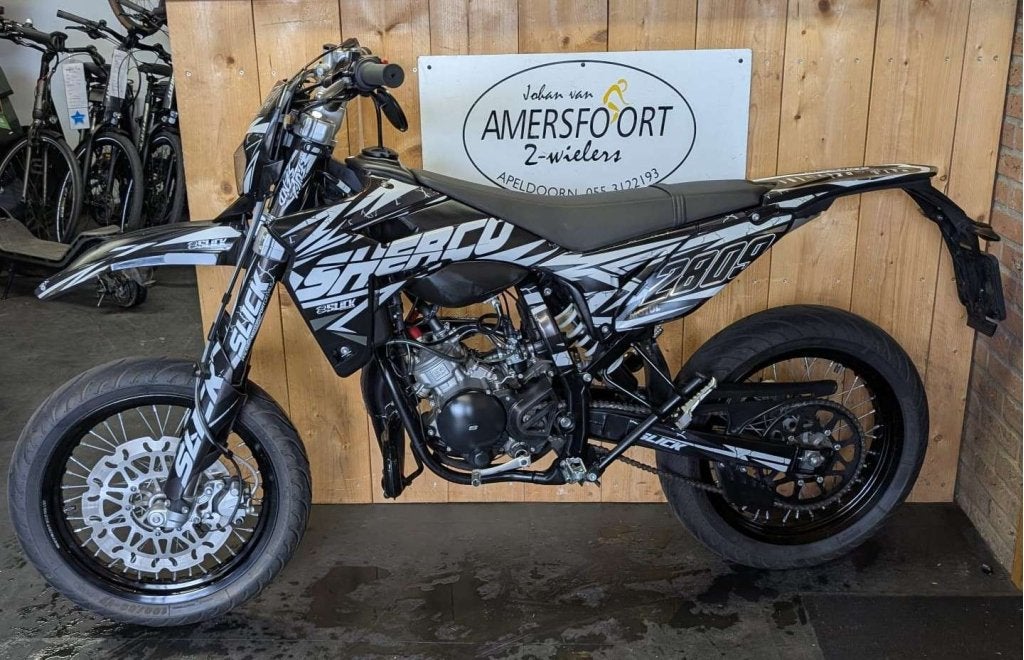 Deze speciale SHERCO RS Black Moon komt van de 1e eigenaar., Fietsen en Brommers, Sherco, Maximaal 45 km/u, Niet ingevuld, Zo goed als nieuw