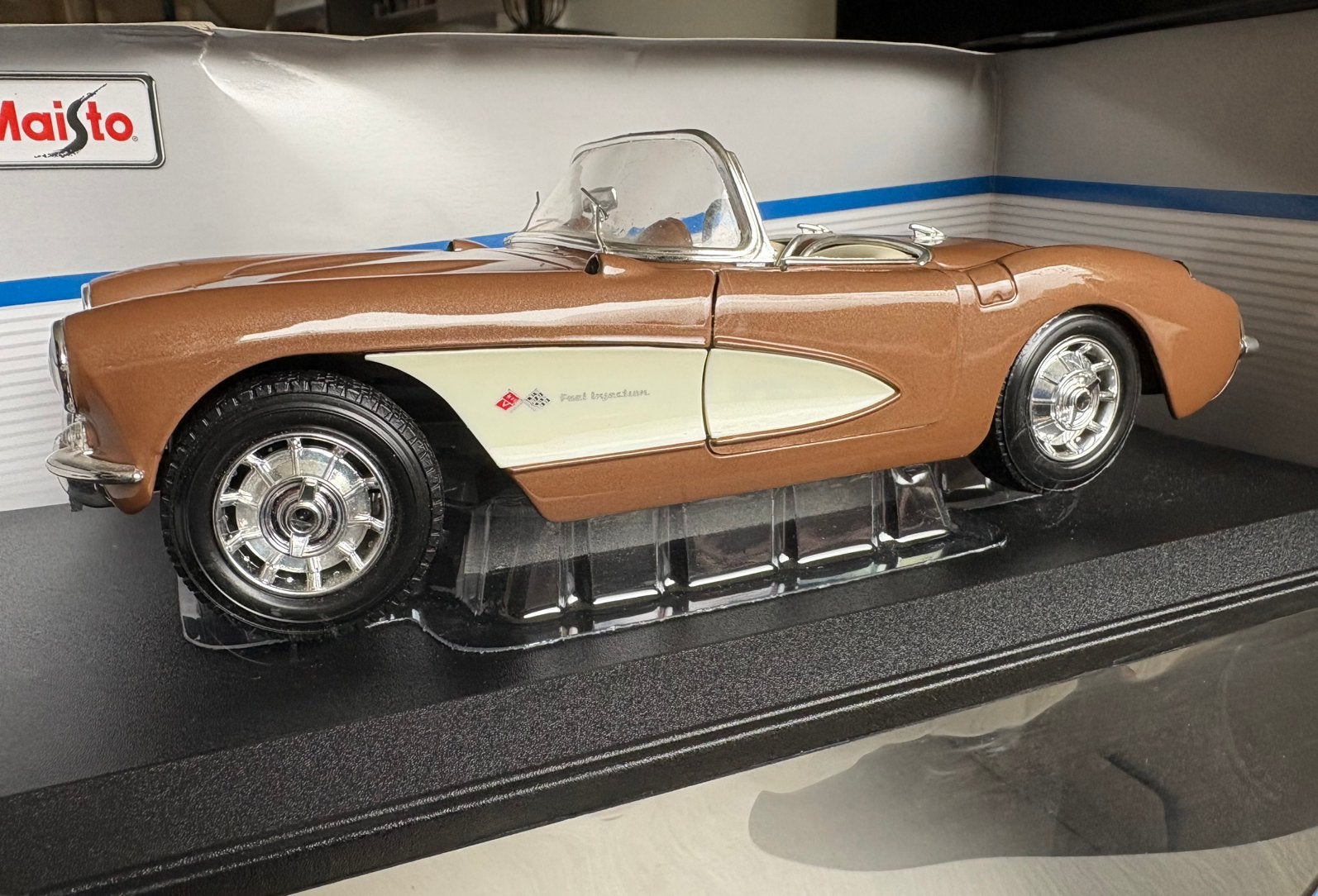 Chevrolet Corvette 1957  MAISTO Bruin- Metallic / Wit 1:18, Ophalen of Verzenden, Nieuw, Auto, Maisto