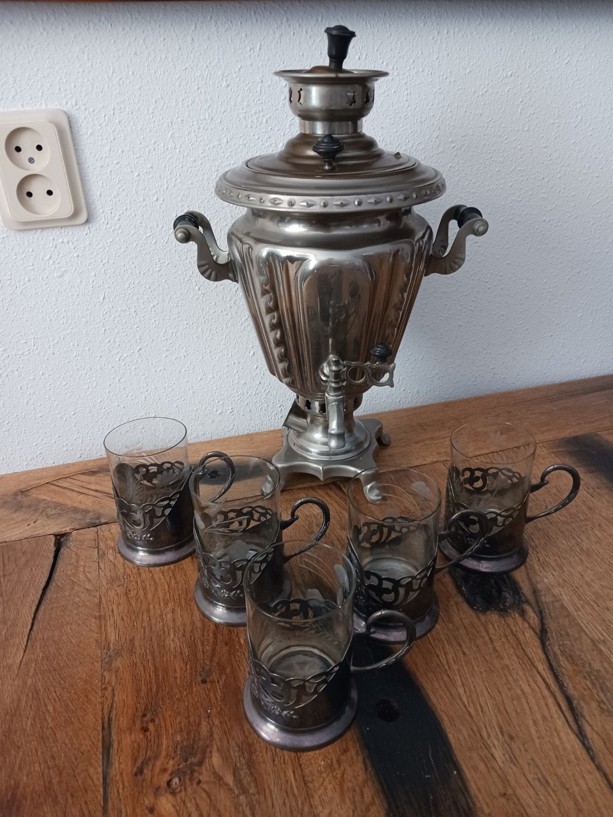 Russische samovar met 5 verzilverde glazenhouders met glas, Ophalen of Verzenden