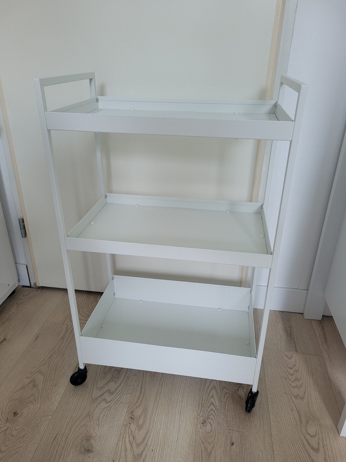 Witte metalen roltafel NISSAFORS met 3 etages, Ophalen, Zo goed als nieuw